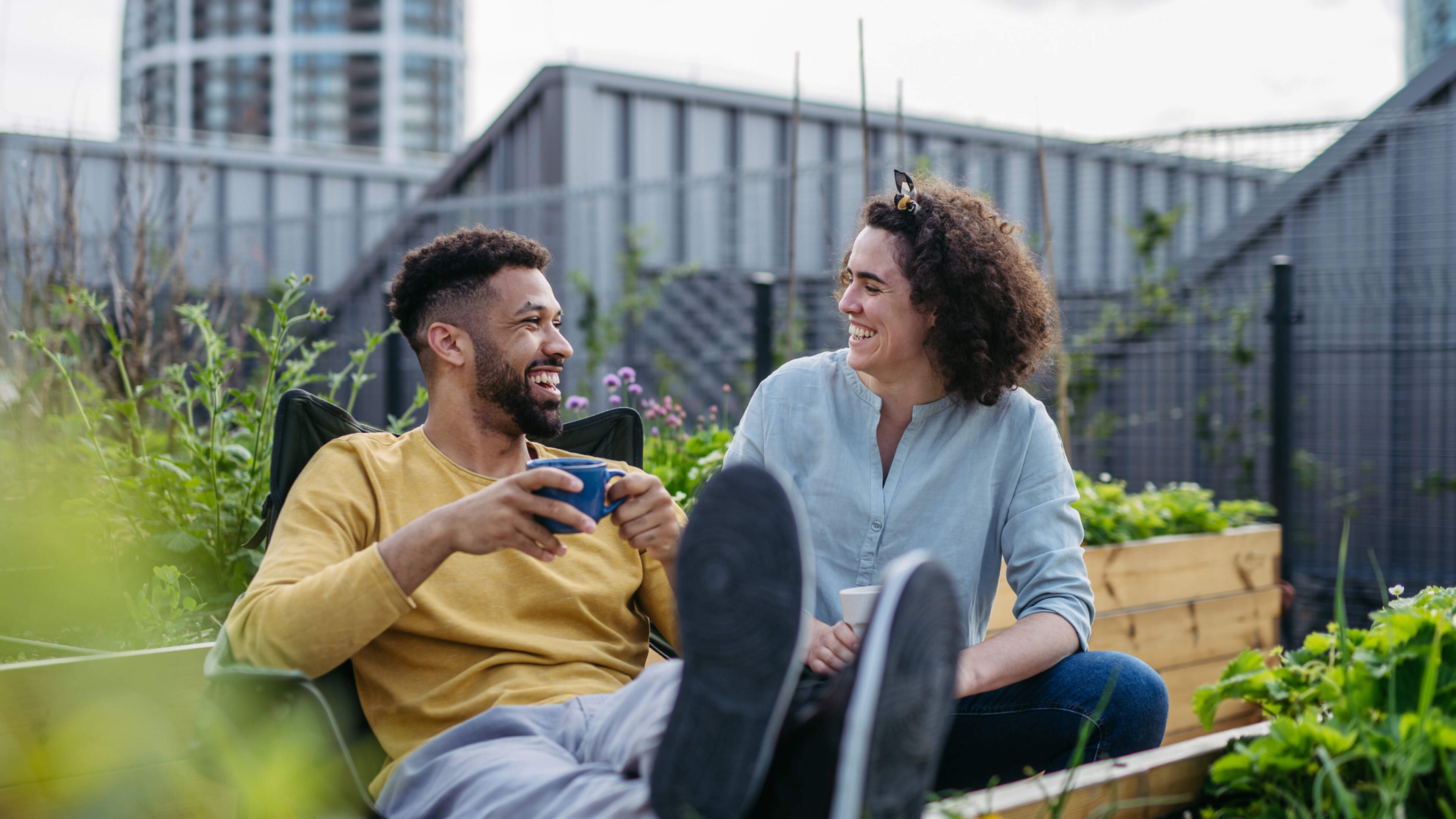 Plaats een spiegel en werk met perspectief: zo lijkt jouw kleine tuin veel groter