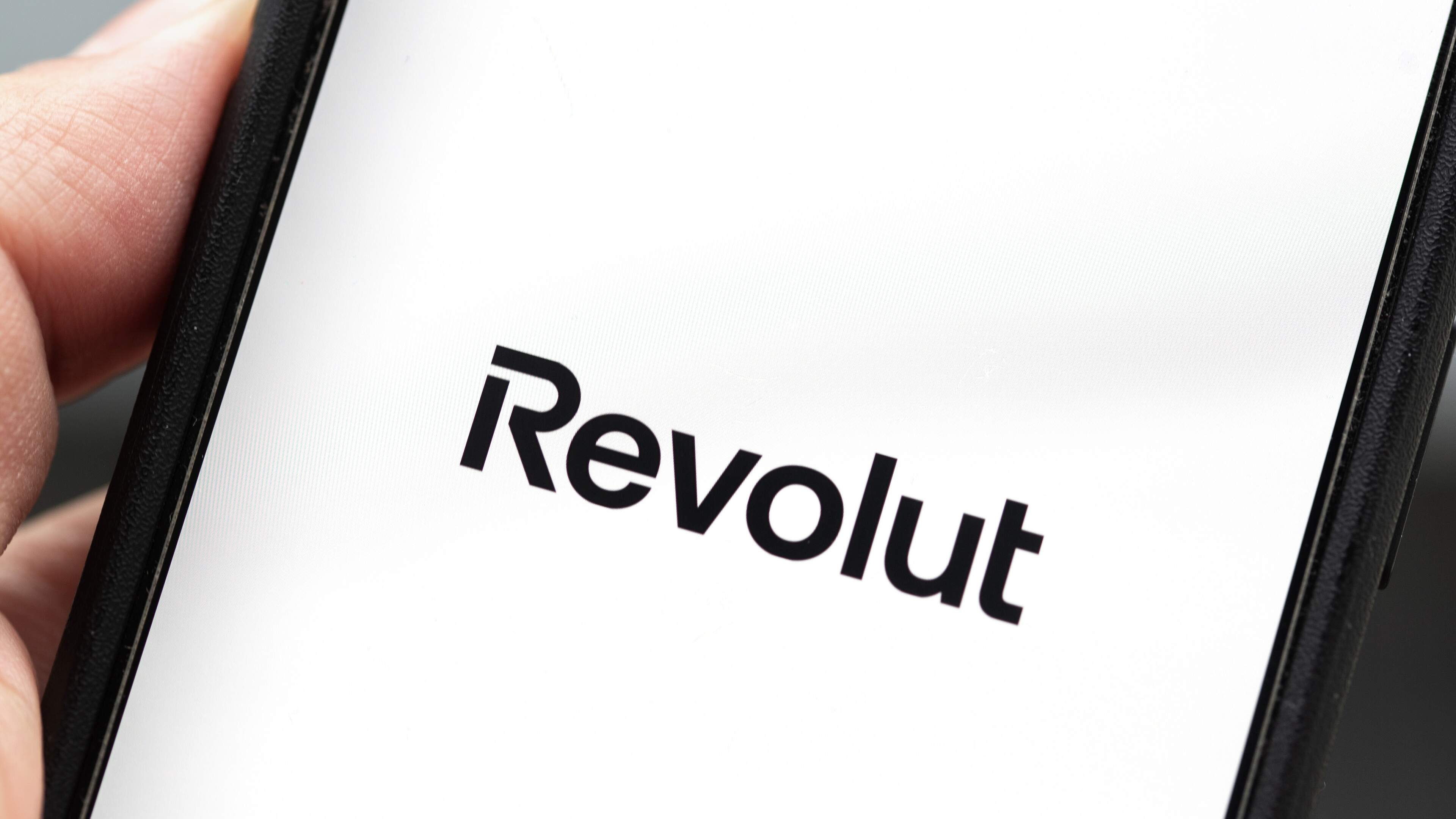 Image for the article: Revolut trapt in nep-overheidsmail: paspoortkopieën in handen van criminelen