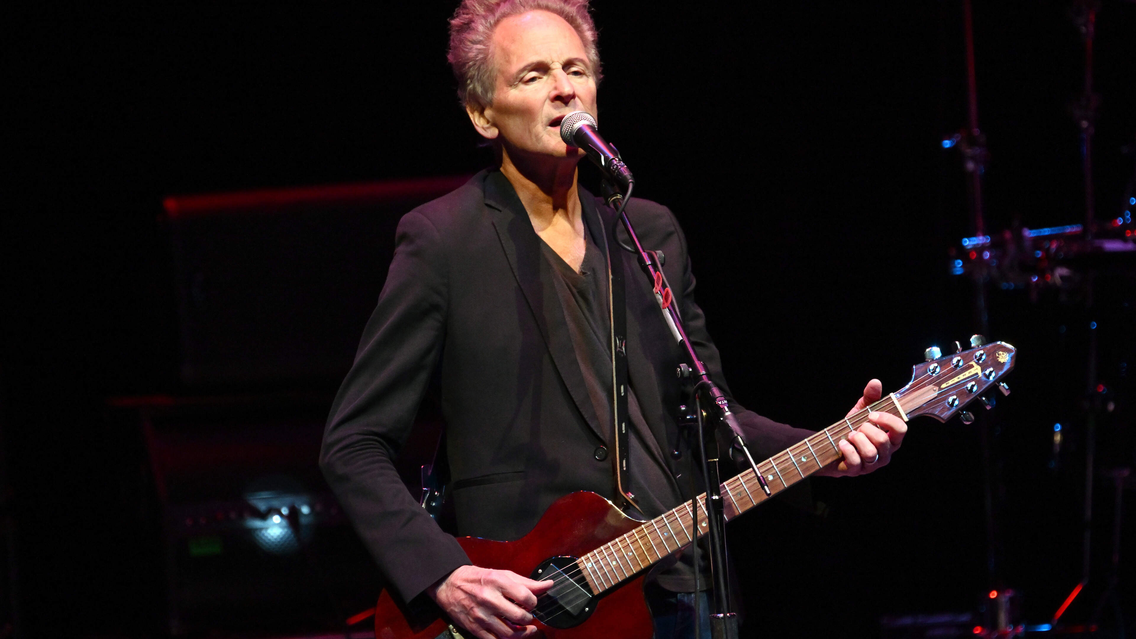 Voormalig Fleetwood Mac-ster Lindsey Buckingham (76) op straat aangevallen door stalker