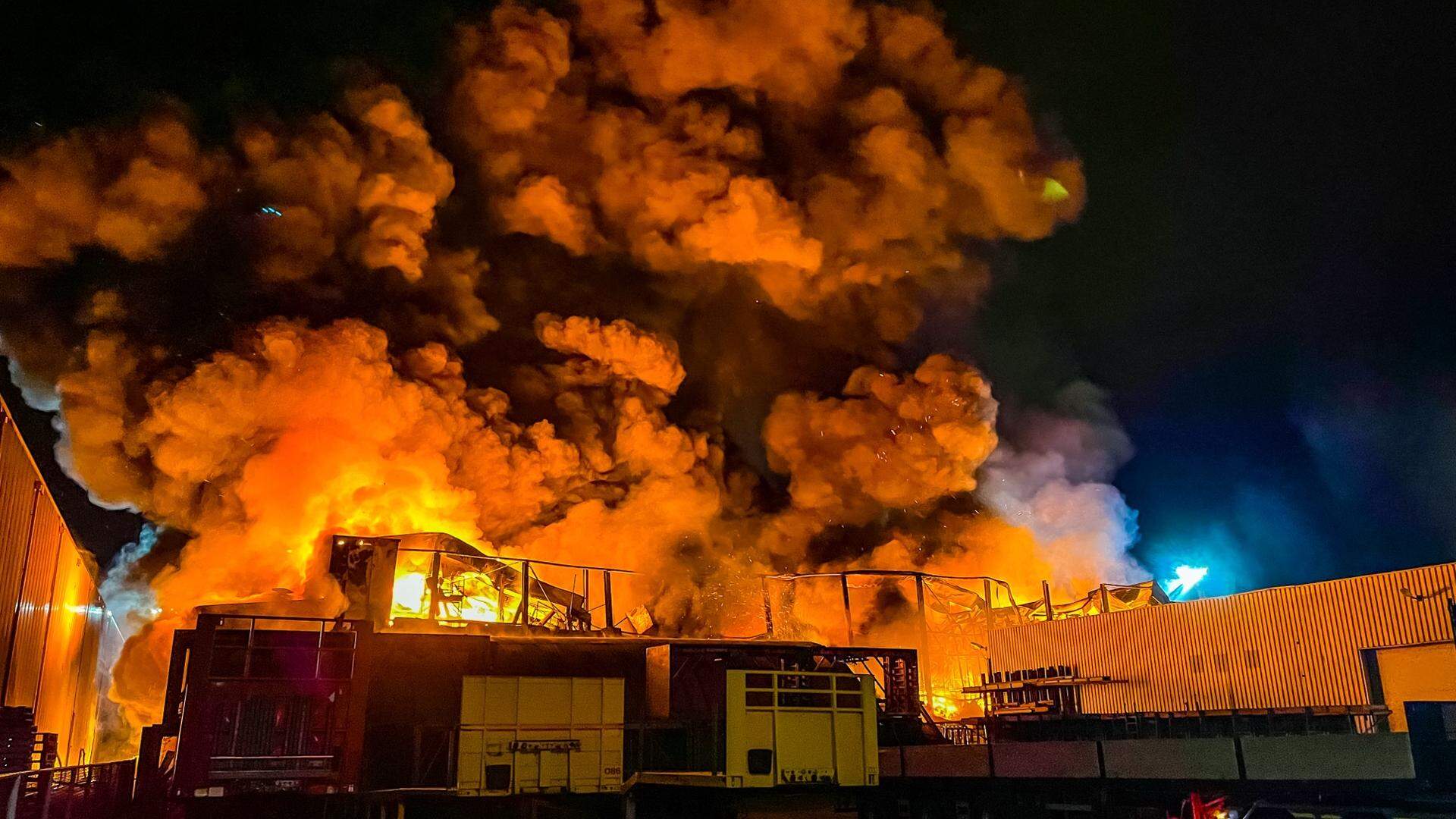 In een veevoederfabriek aan de Antennestraat in Veenendaal is in de nacht van woensdag op donderdag een zeer grote brand uitgebroken.