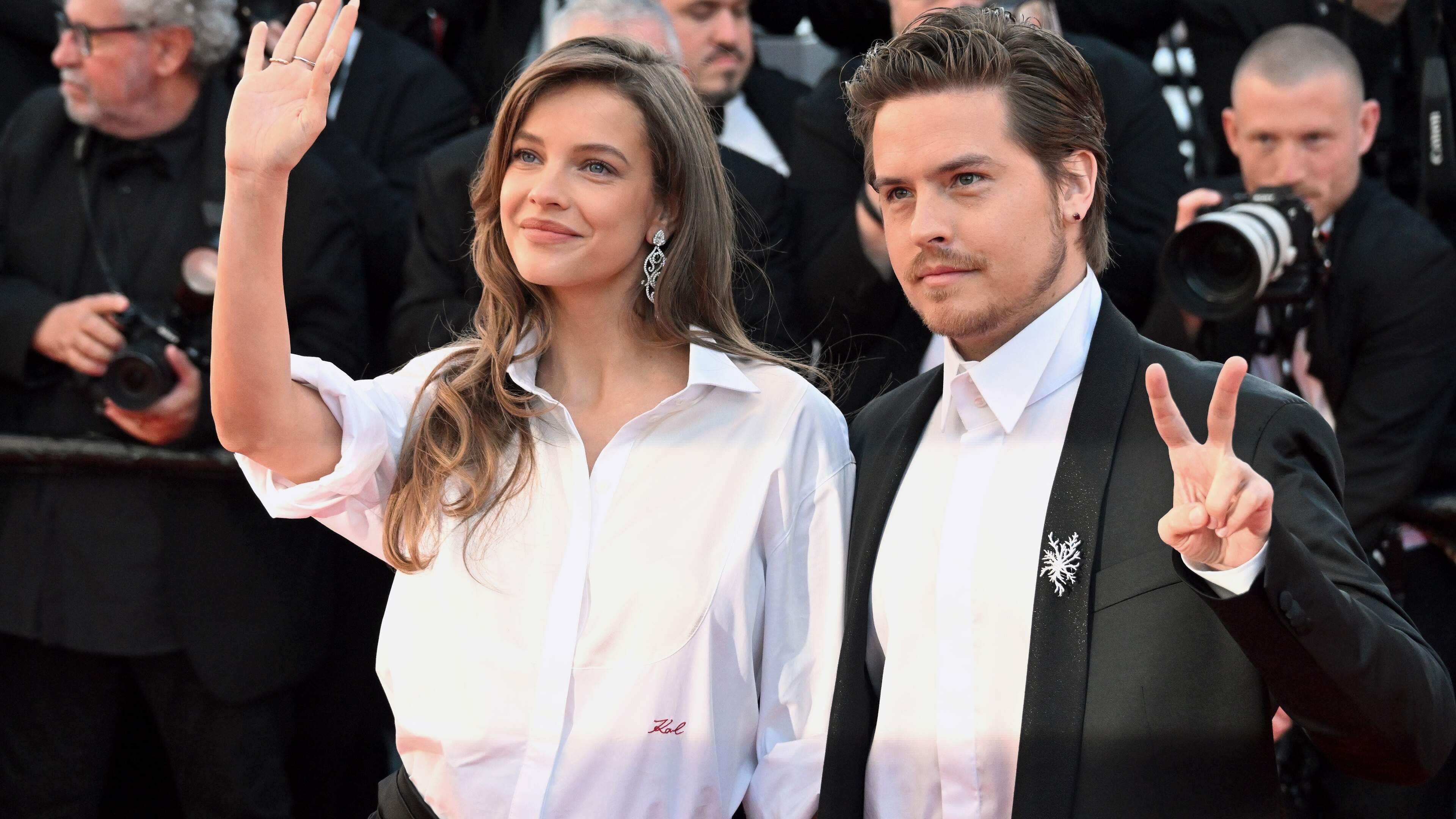 Dylan Sprouse en Barbara Palvin maken geslacht kindje bekend