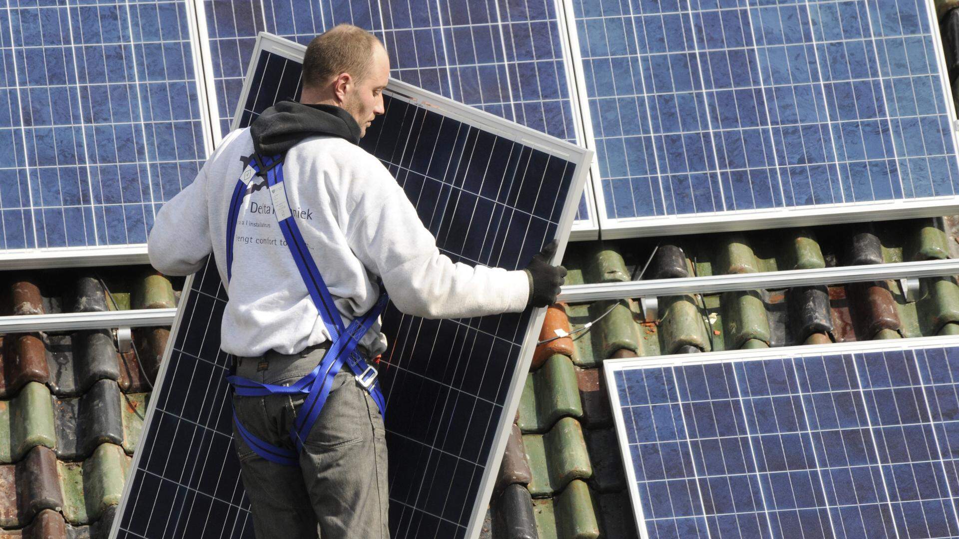 Zonnetje schijnt voor producenten panelen.