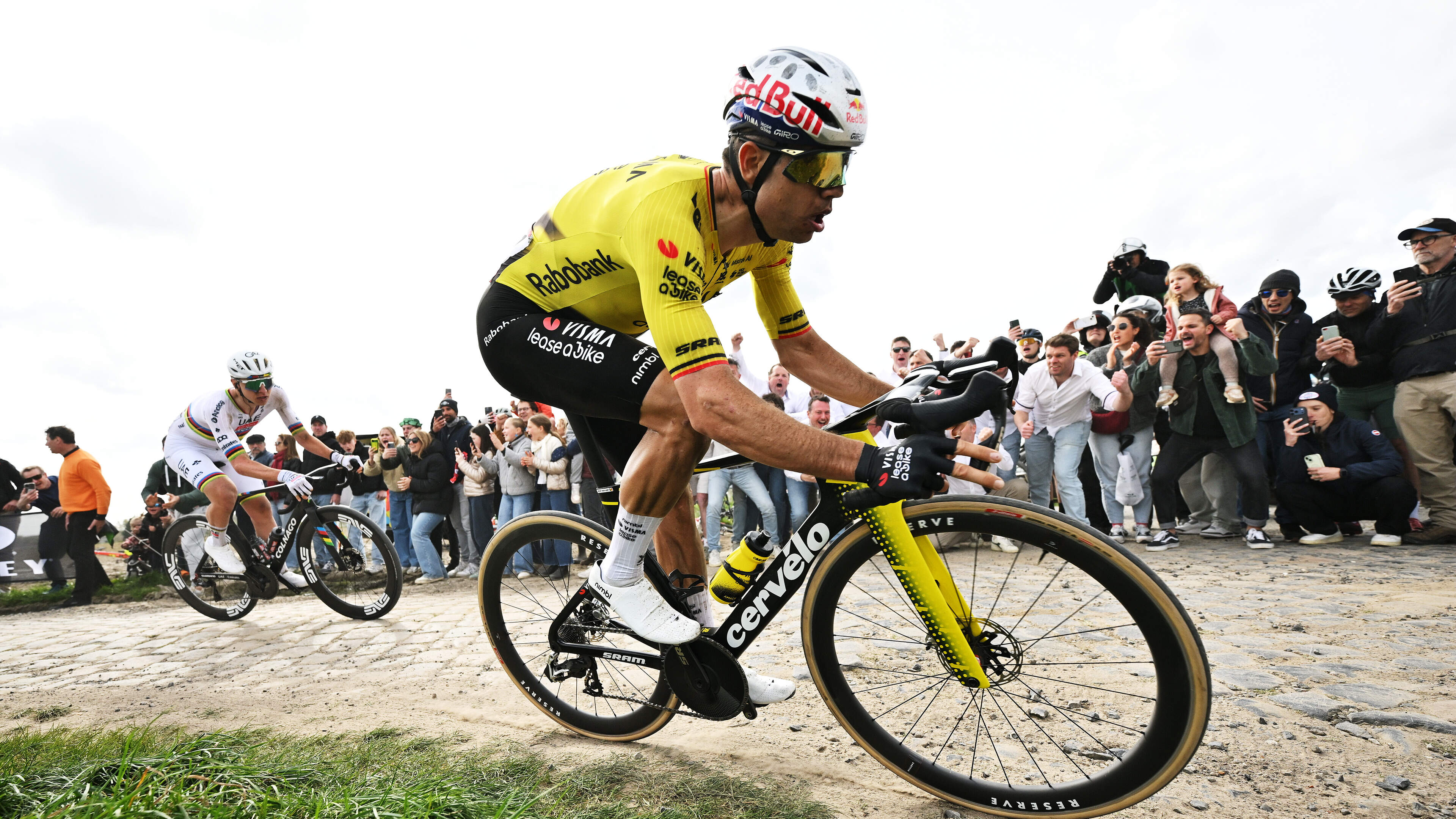 Wout van Aert zit na infectie en noodgedwongen operatie alweer op de fiets: ’Eerste poging om mijn stuur weer vast te pakken’