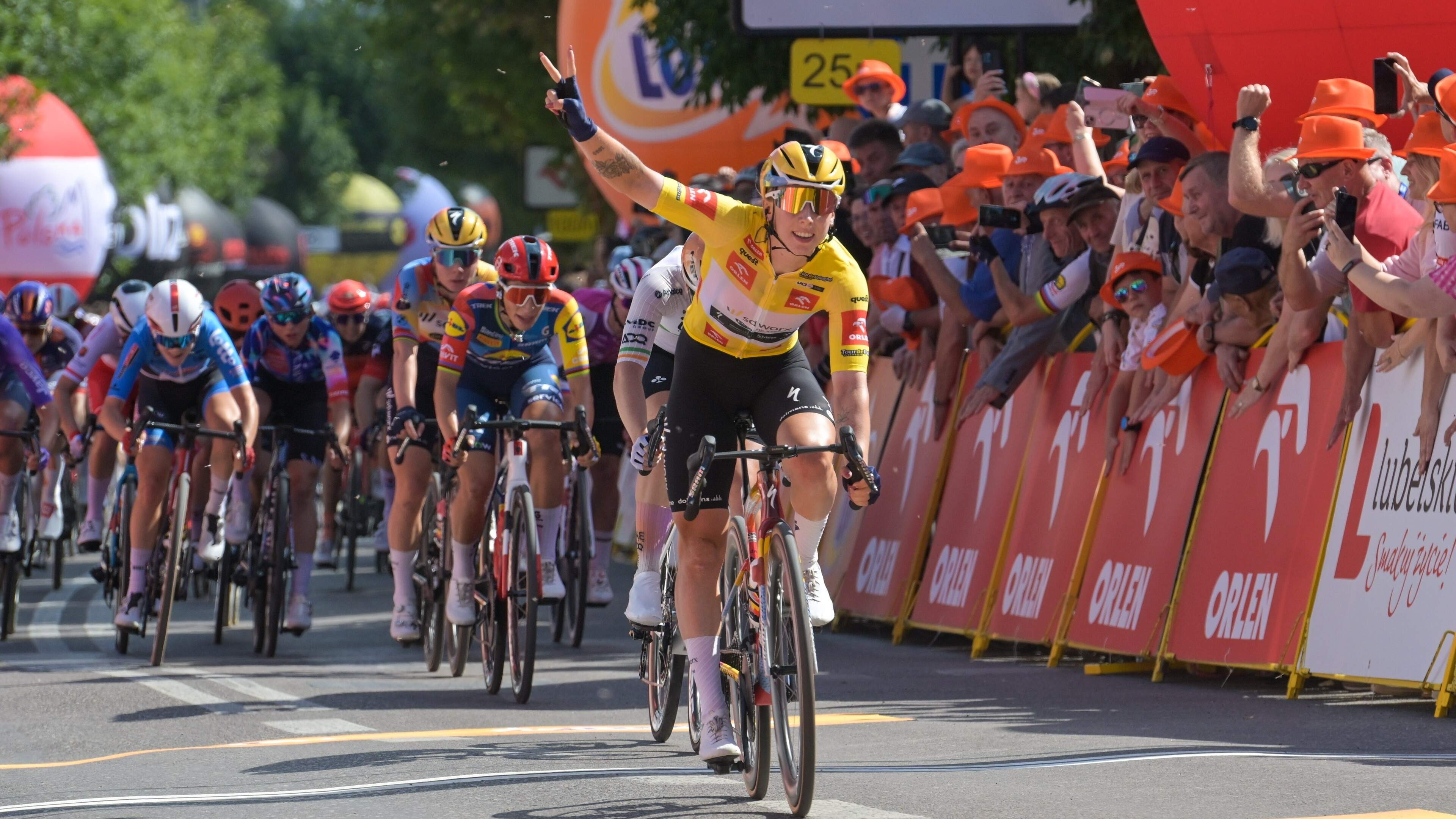 Lorena Wiebes toont waanzinnige skills op de fiets bij ontwijken valpartij in slotkilometer en wint sprint