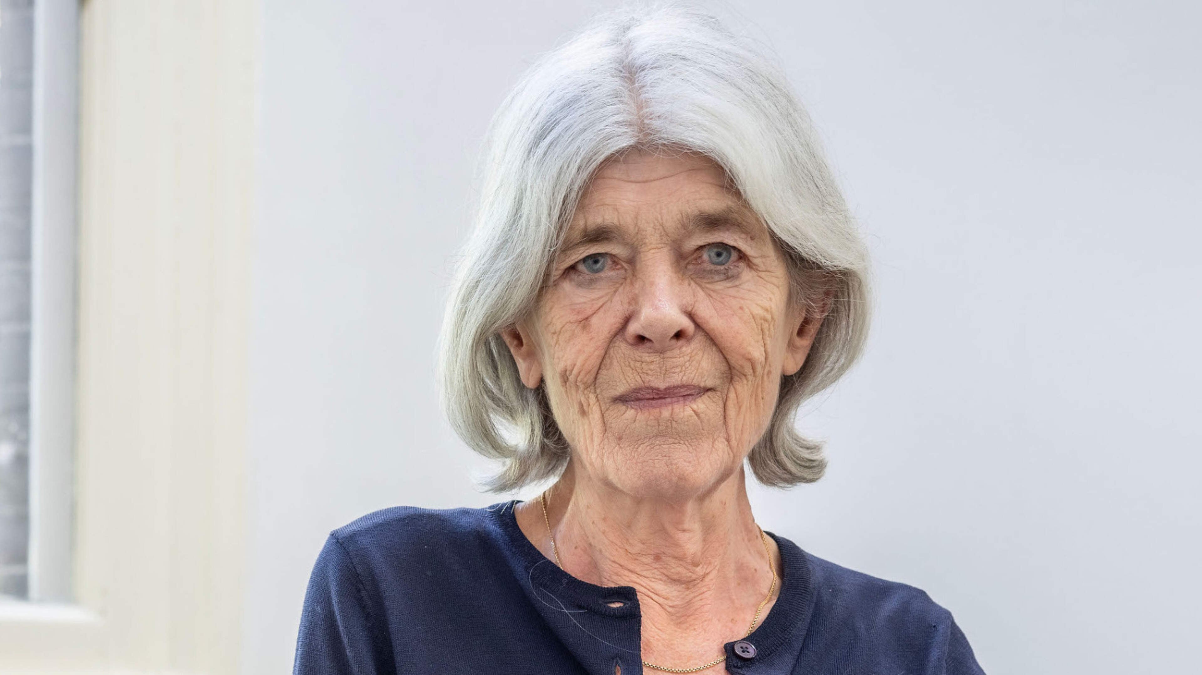 Schrijfster Anna Enquist (80): ’Ik heb vaak meegemaakt hoe traumatisch een pensionering kan zijn’