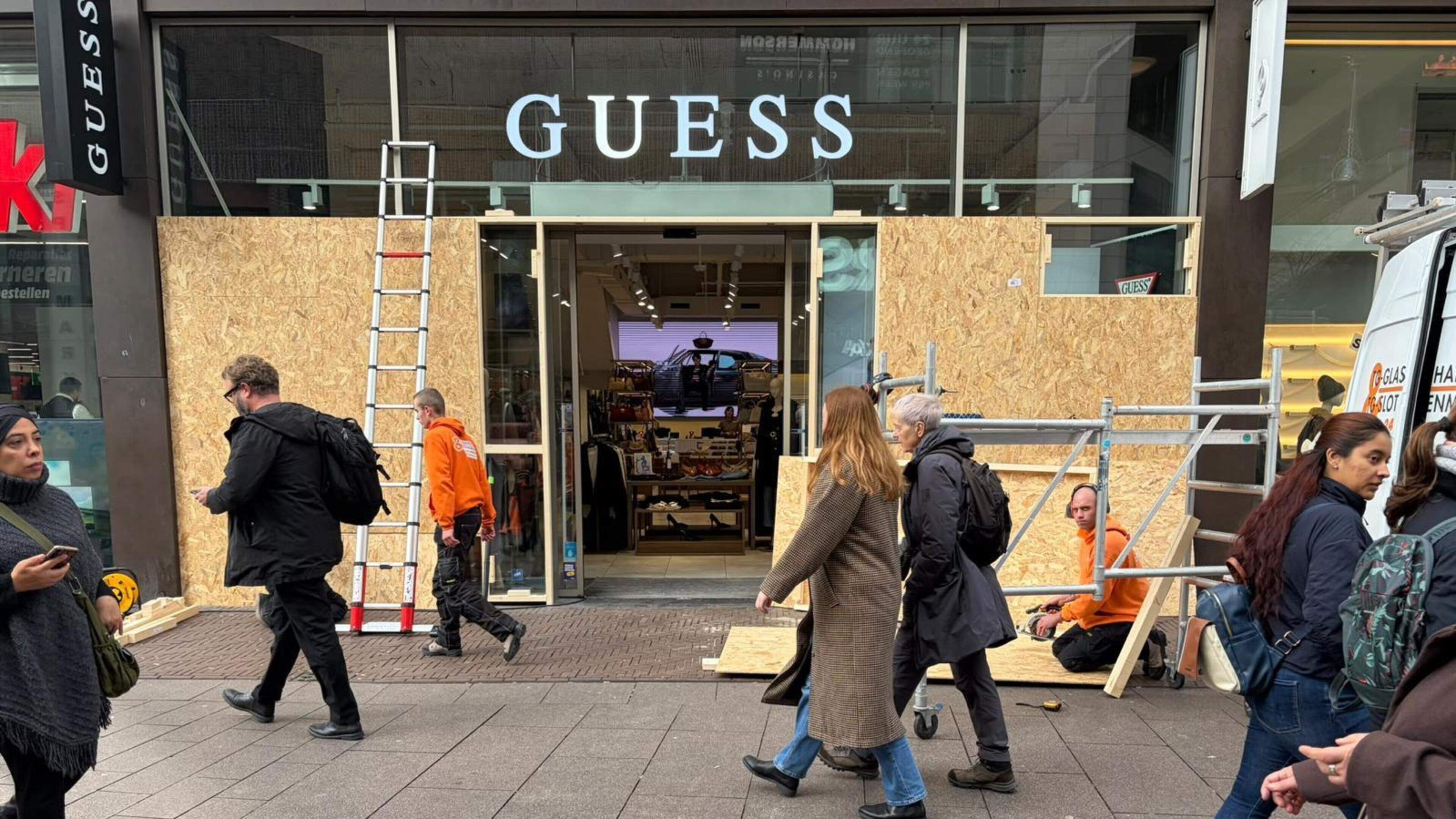 Winkeliers spijkeren winkels dicht uit vrees voor Gen Z-protest zaterdag: ’Er zijn zelfs bedreigingen geuit’