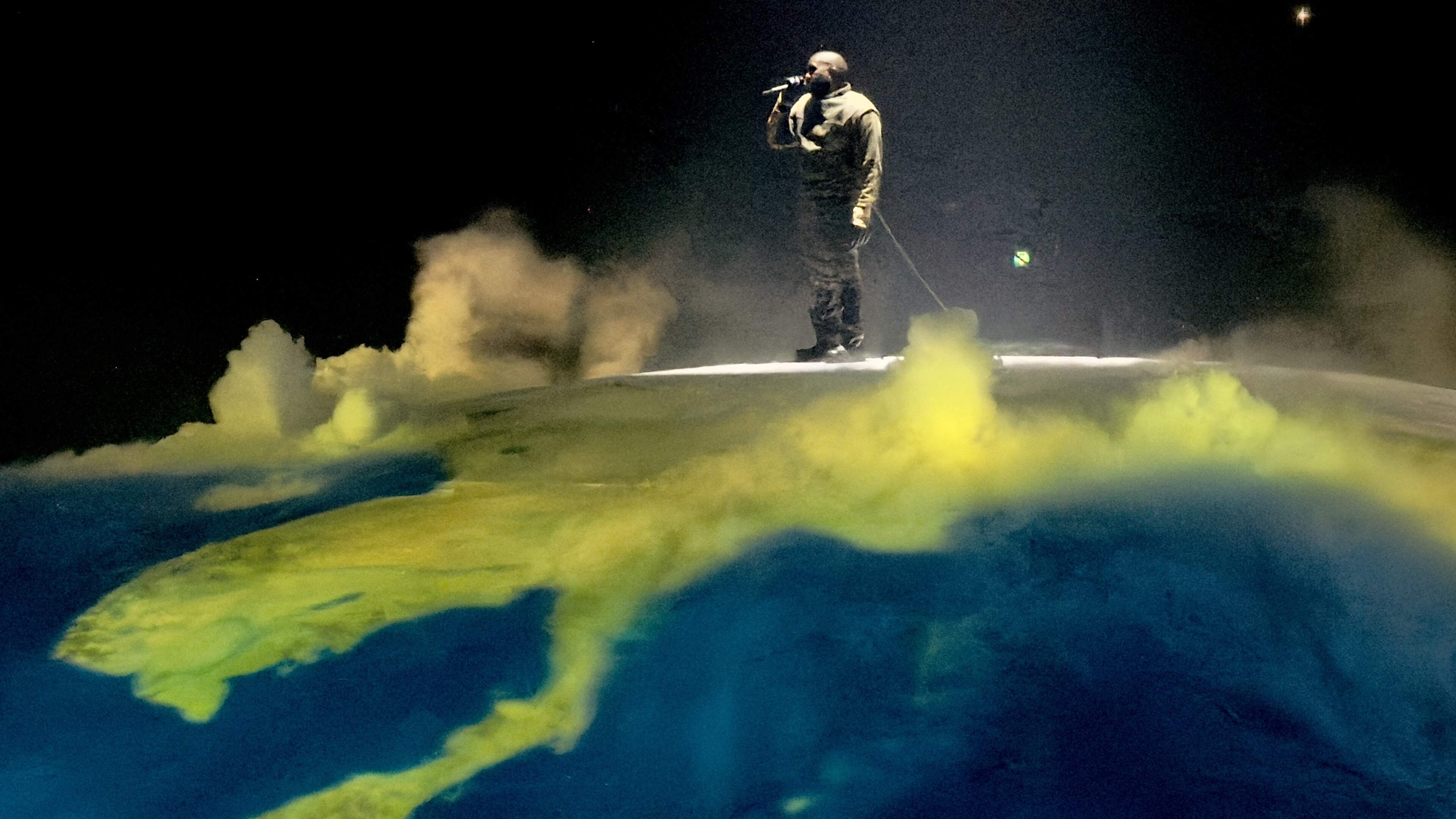 Twee aanhoudingen bij optreden Kanye West in GelreDome, maandag weer protest tegen rapper