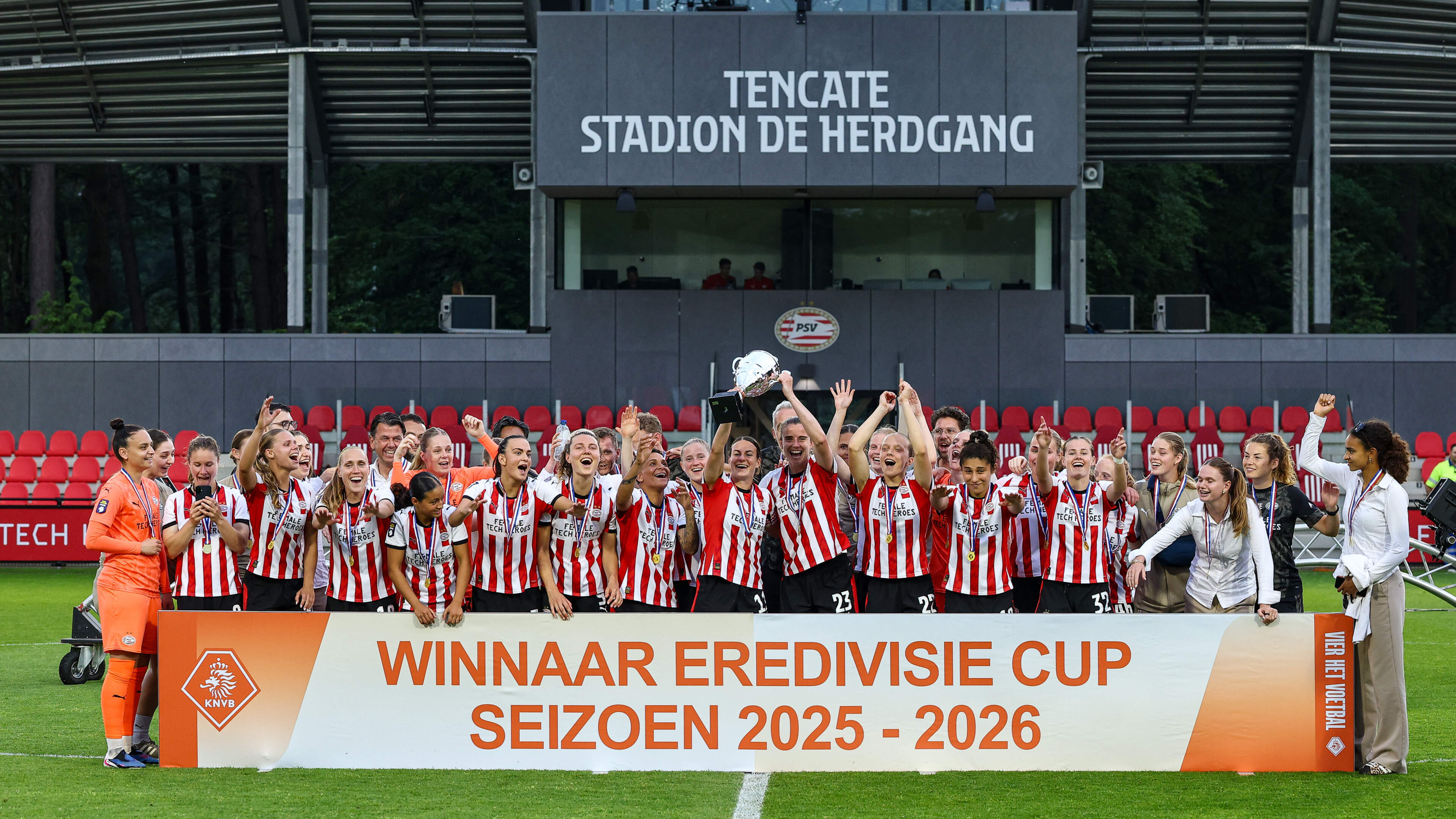PSV-vrouwen kloppen Ajax en leggen beslag op Eredivisie Cup