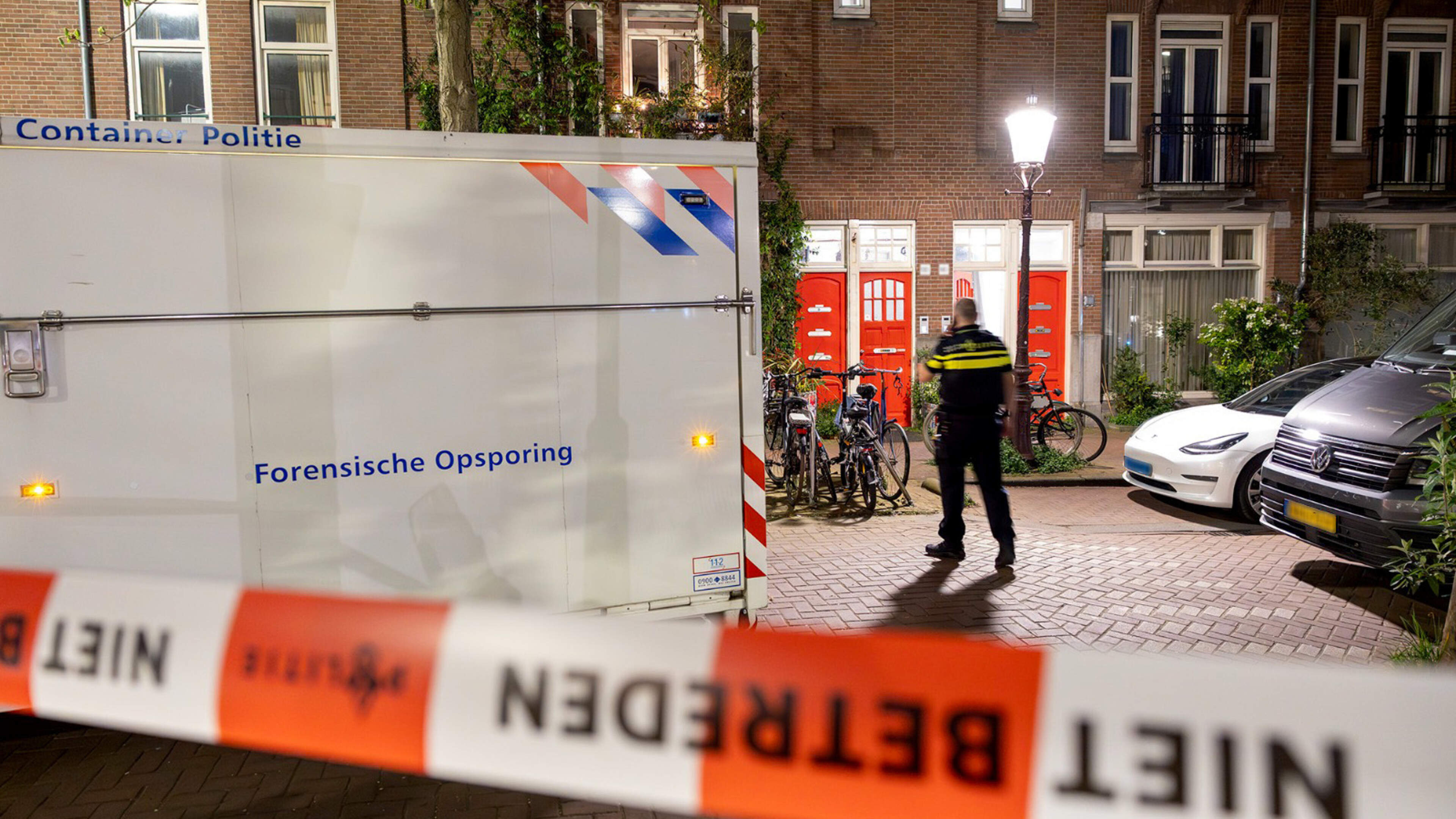 Dood Amsterdamse (45) schokt buren, partner opgepakt: ’Lieve vrouw die vaak met de plantjes bezig was’