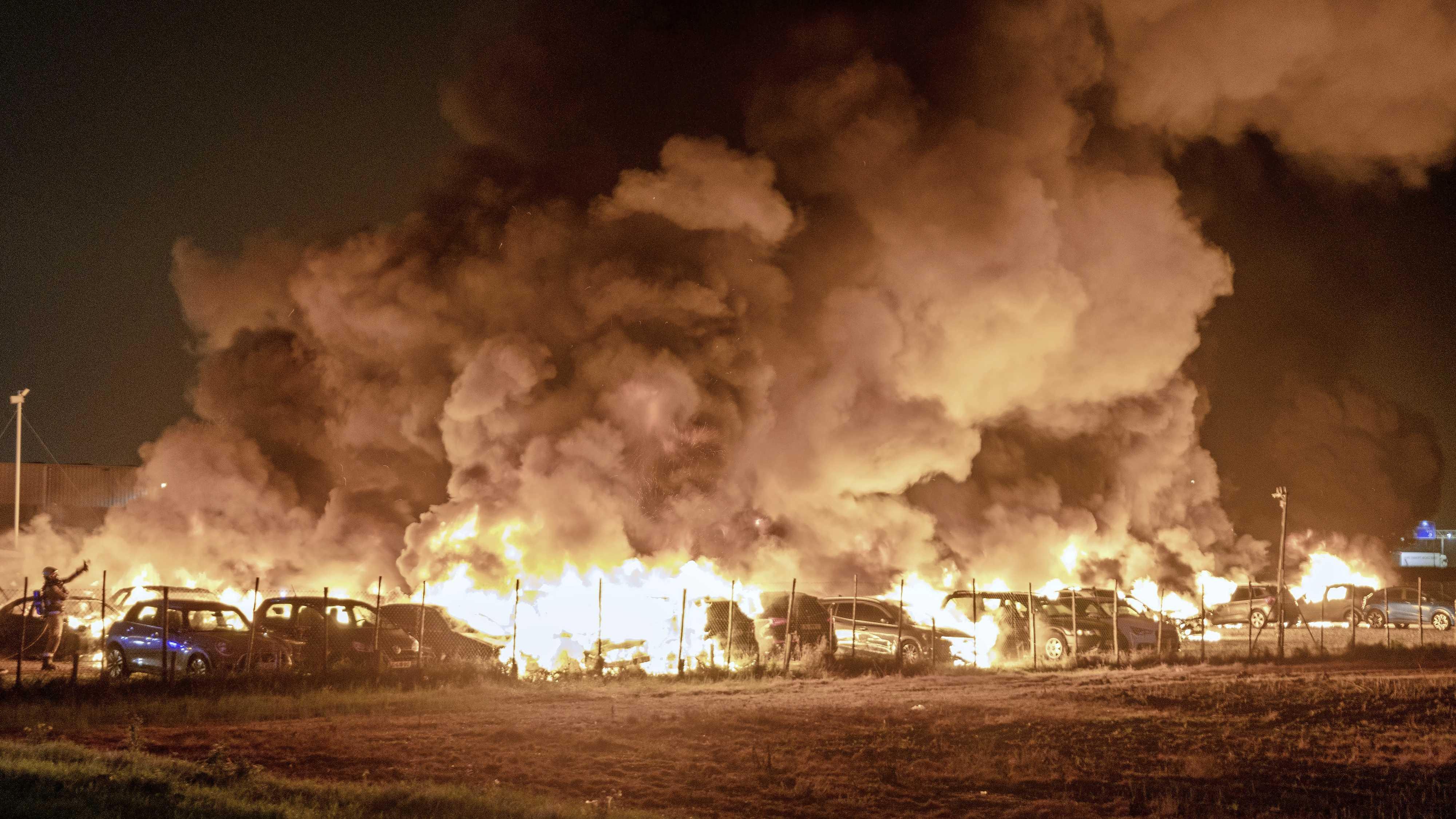 Tientallen auto’s terrein langparkeren Schiphol uitgebrand: meerdere brandhaarden