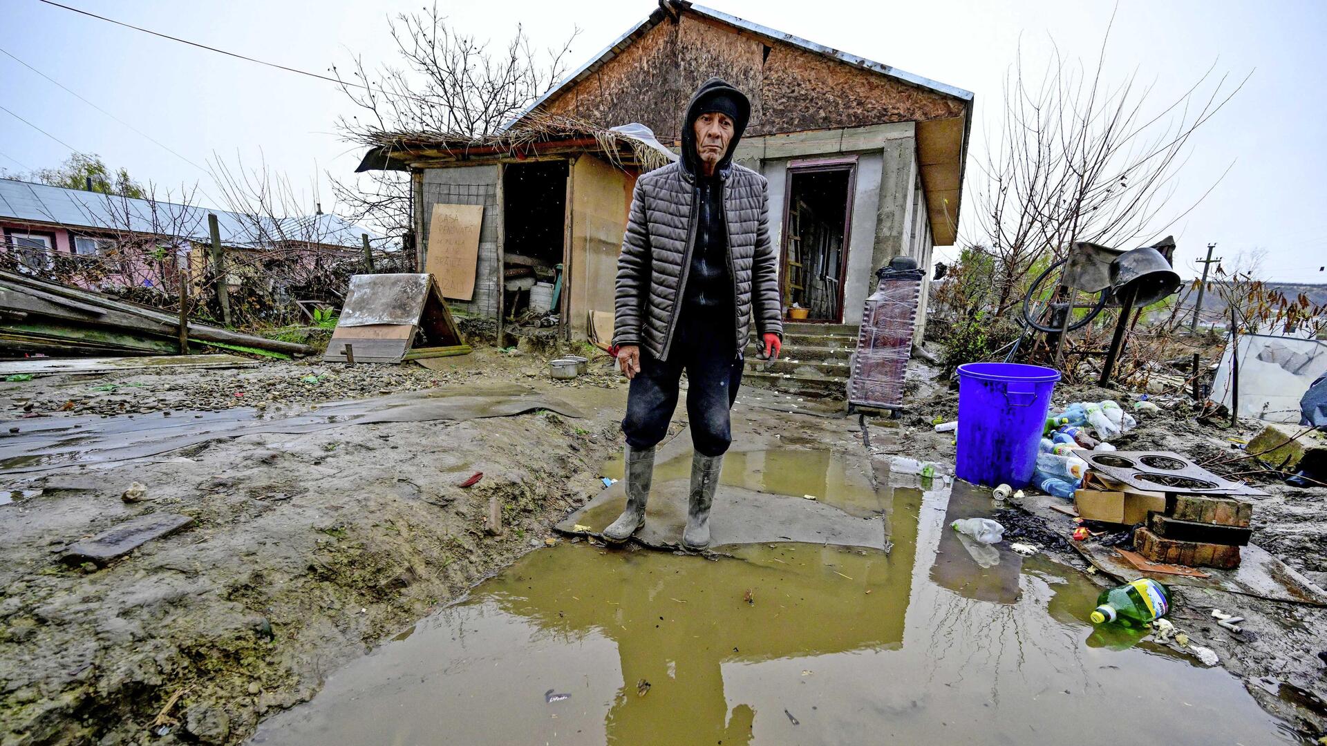 Gigantische overstromingen in Roemenië na zware regenval, kostbare zoutmijn  in gevaar | De Telegraaf
