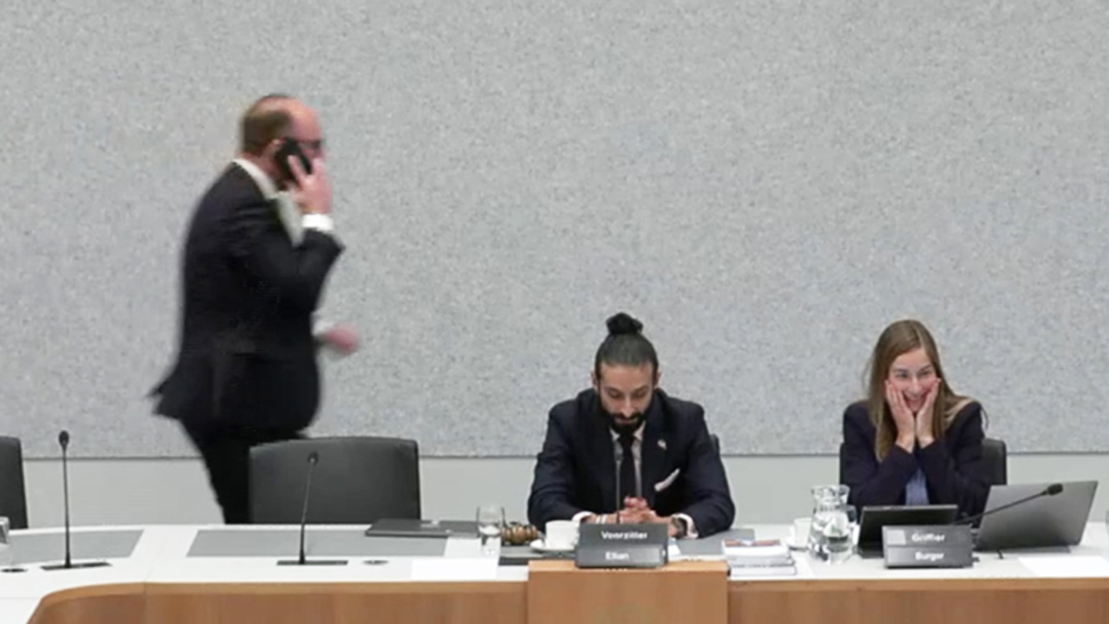 Minister loopt zenuwachtig weg bij debat: ‘Mijn zo