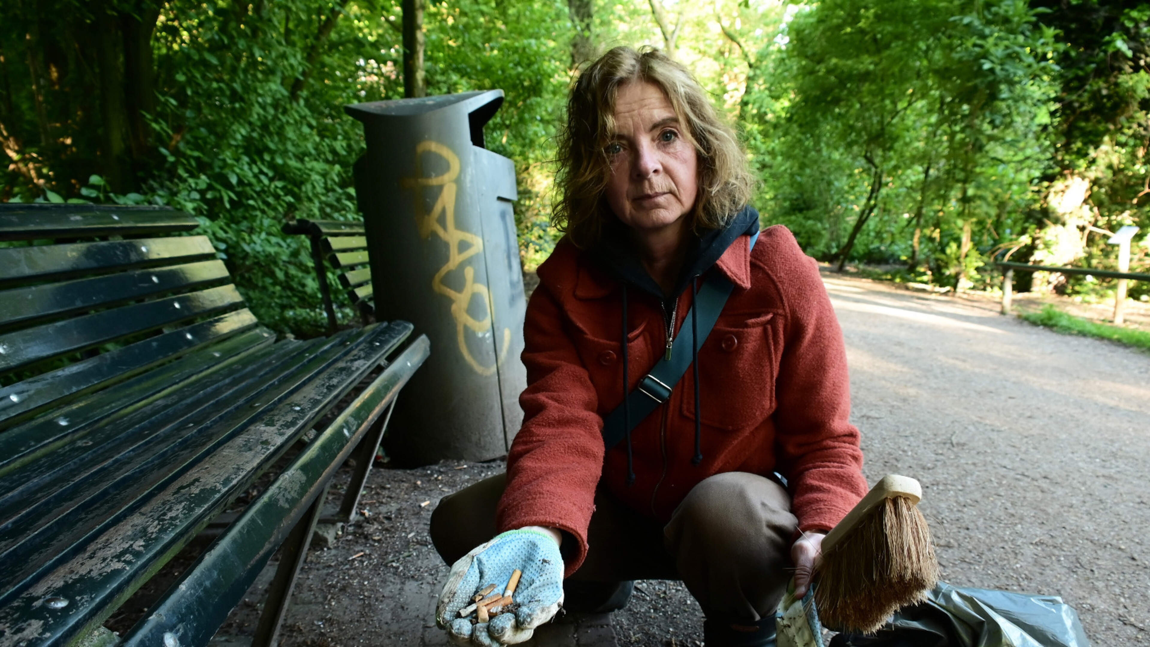 Iris Vuurman ruimt dagelijks het Sarphatipark op: ’Mensenpoep laat ik liggen’