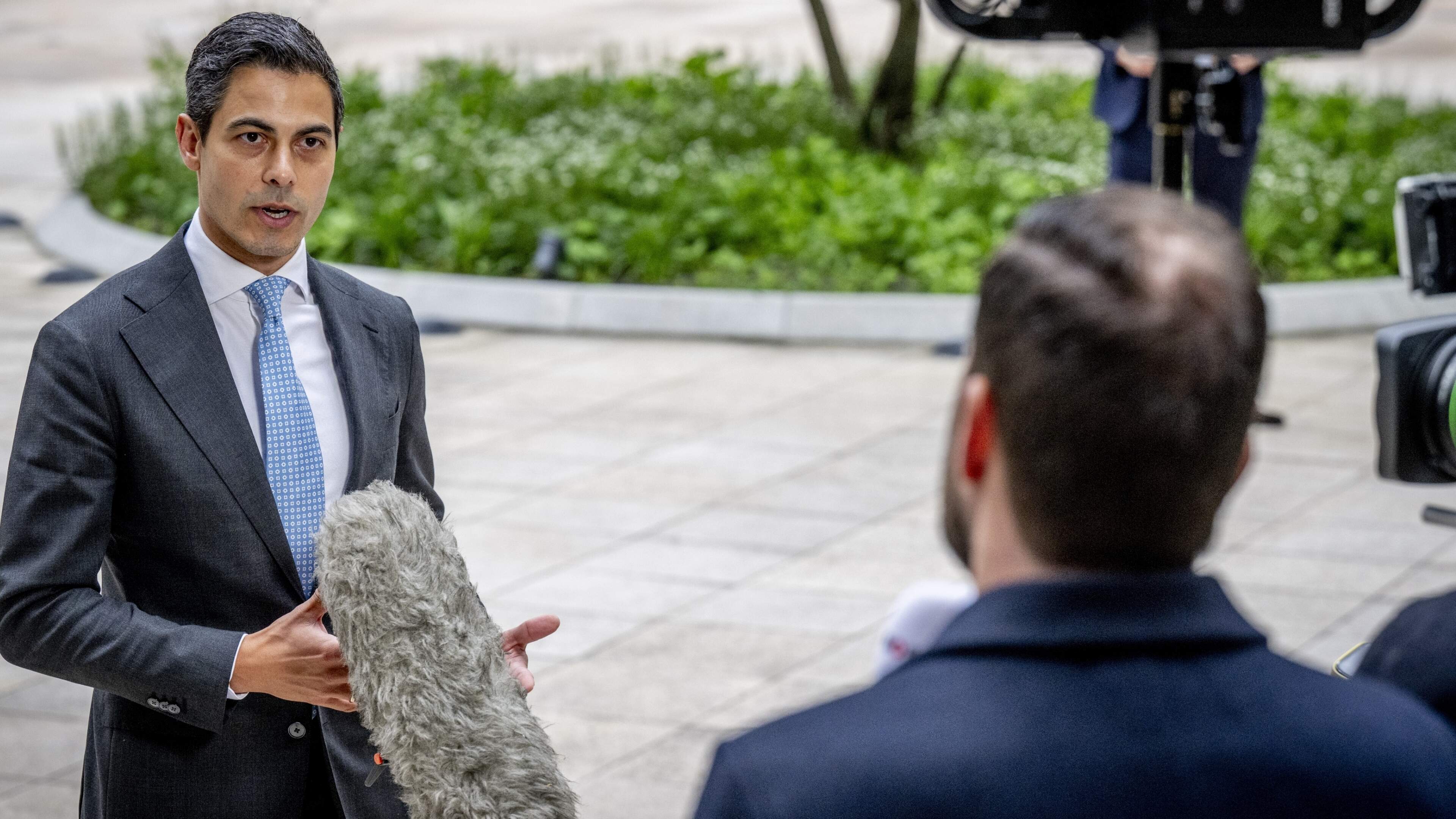 Premier Jetten ziet zorgelijke rode draad in aanval op partijkantoor D66: ’Bijna elke week geweld en intimidatie’