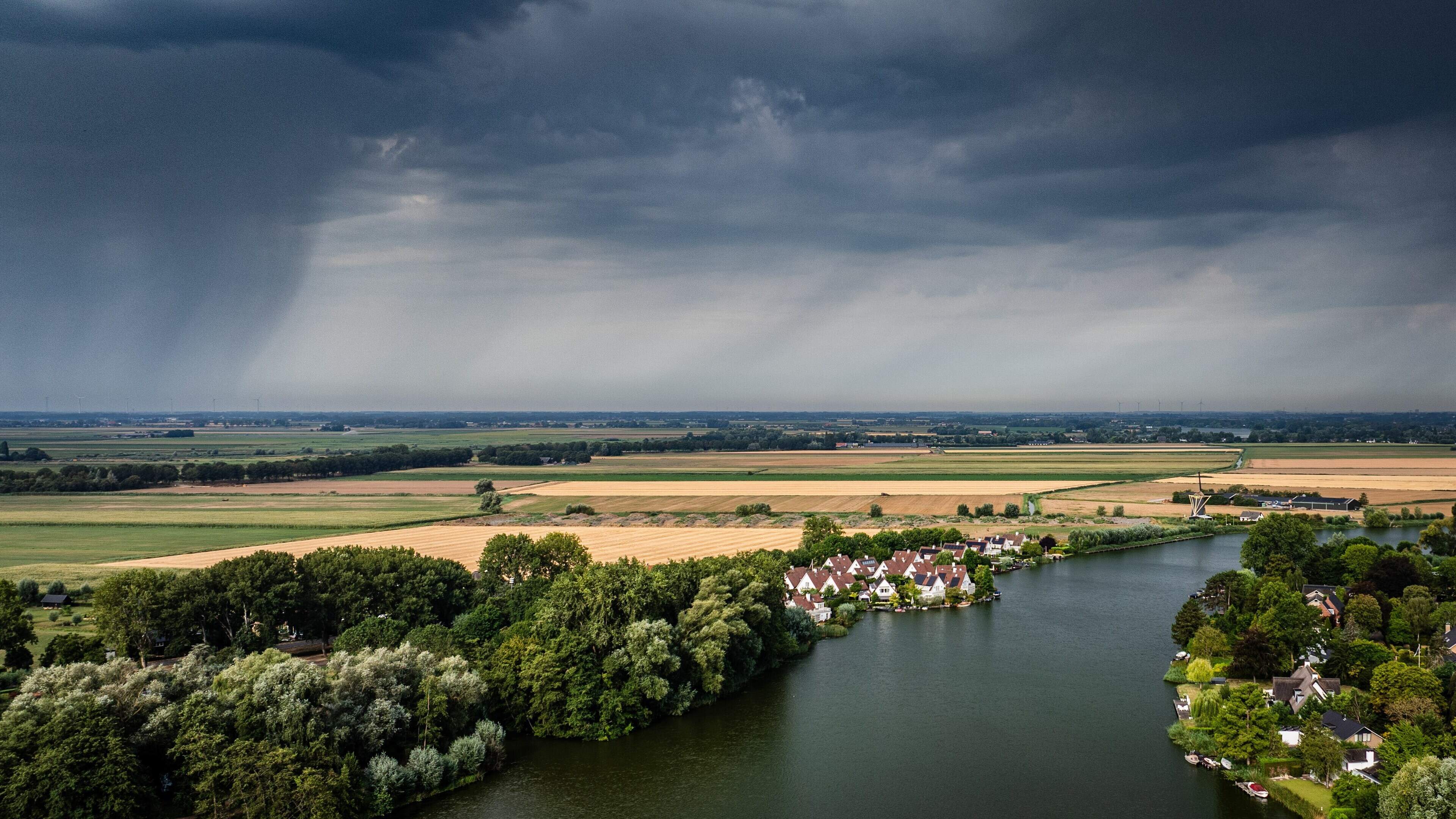 LIVE | Code geel in kustprovincies om waterhozen en onweersbuien