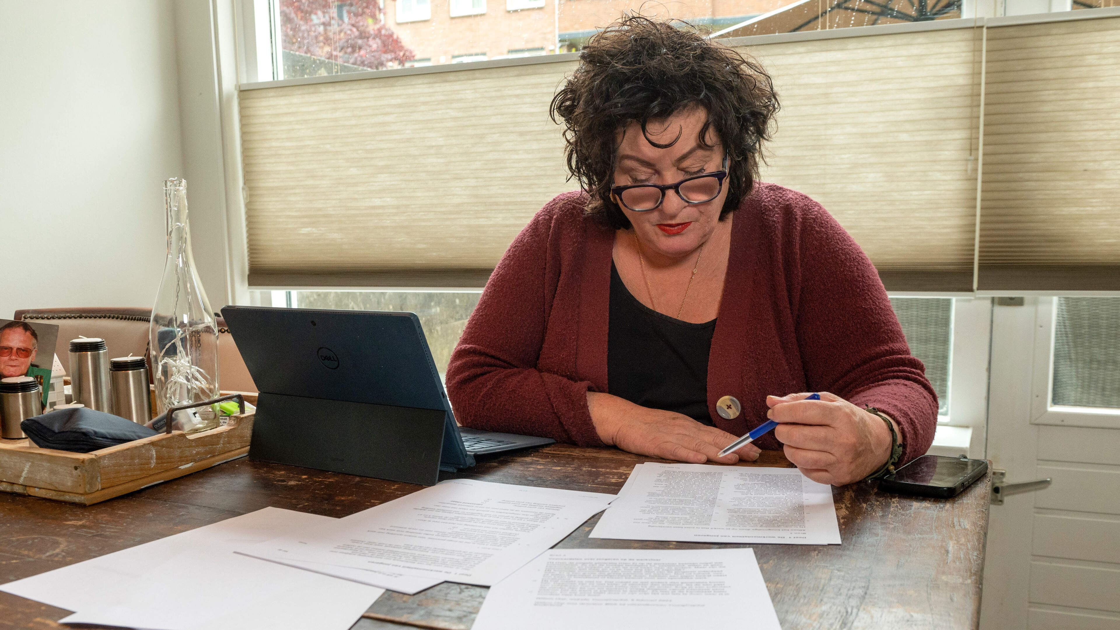 Caroline van der Plas maakt centraal examen Nederlands en schrikt: ’Dit is wel linkse materie, zeg’