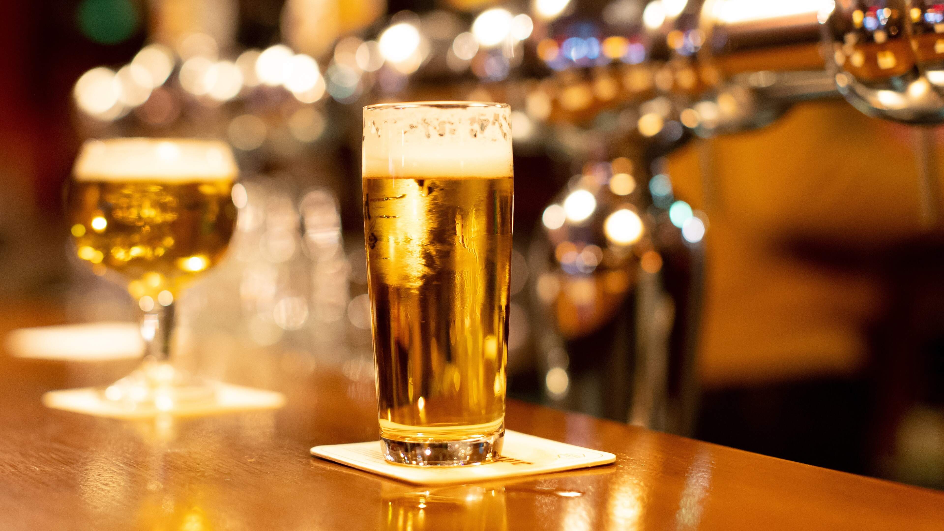 Alcohol moet minder normaal worden: Gezondheidsraad pleit voor streng ontmoedigingsbeleid