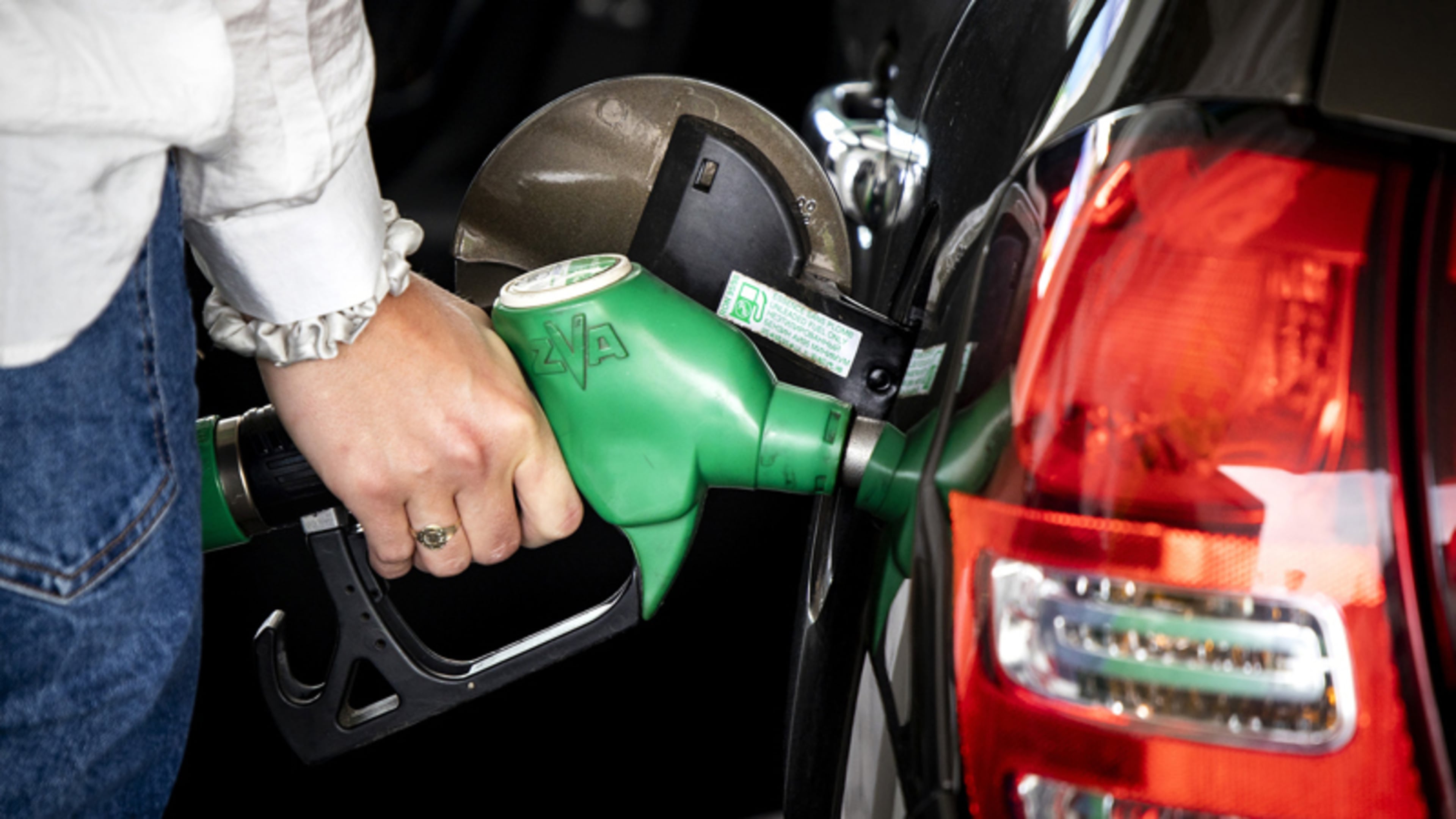 Energie-expert legt uit: hierom dalen brandstofprijzen langzaam en stijgen ze snel