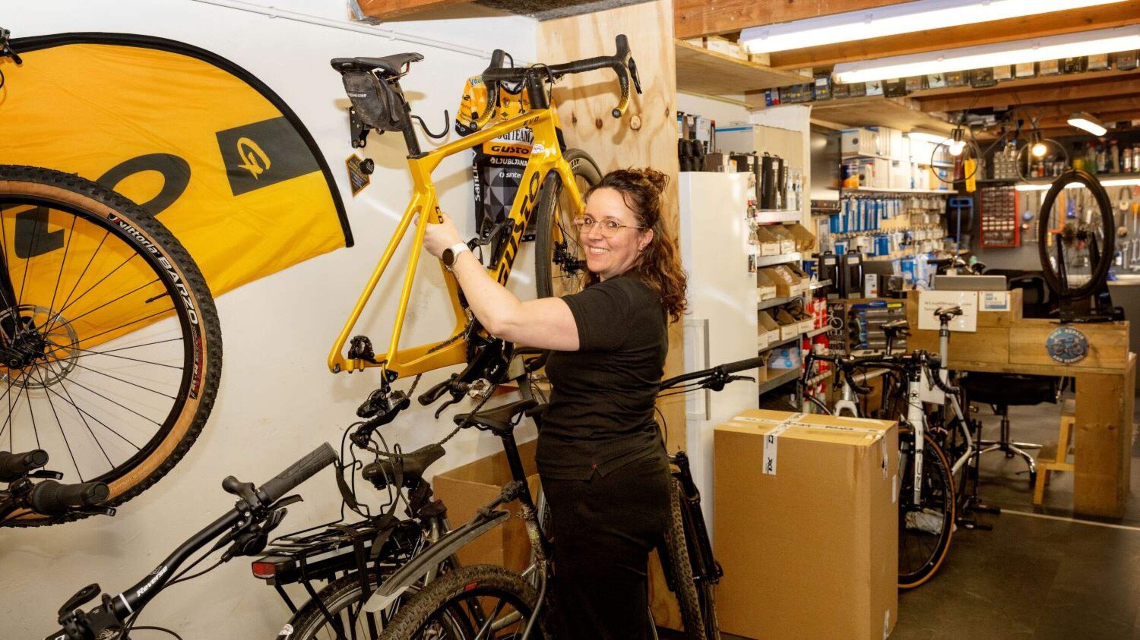 Fietsenmaker Jill (44): ’Oudere klanten vroegen om een mannelijke collega, alsof ik als vrouw geen reparaties kon uitvoeren!’