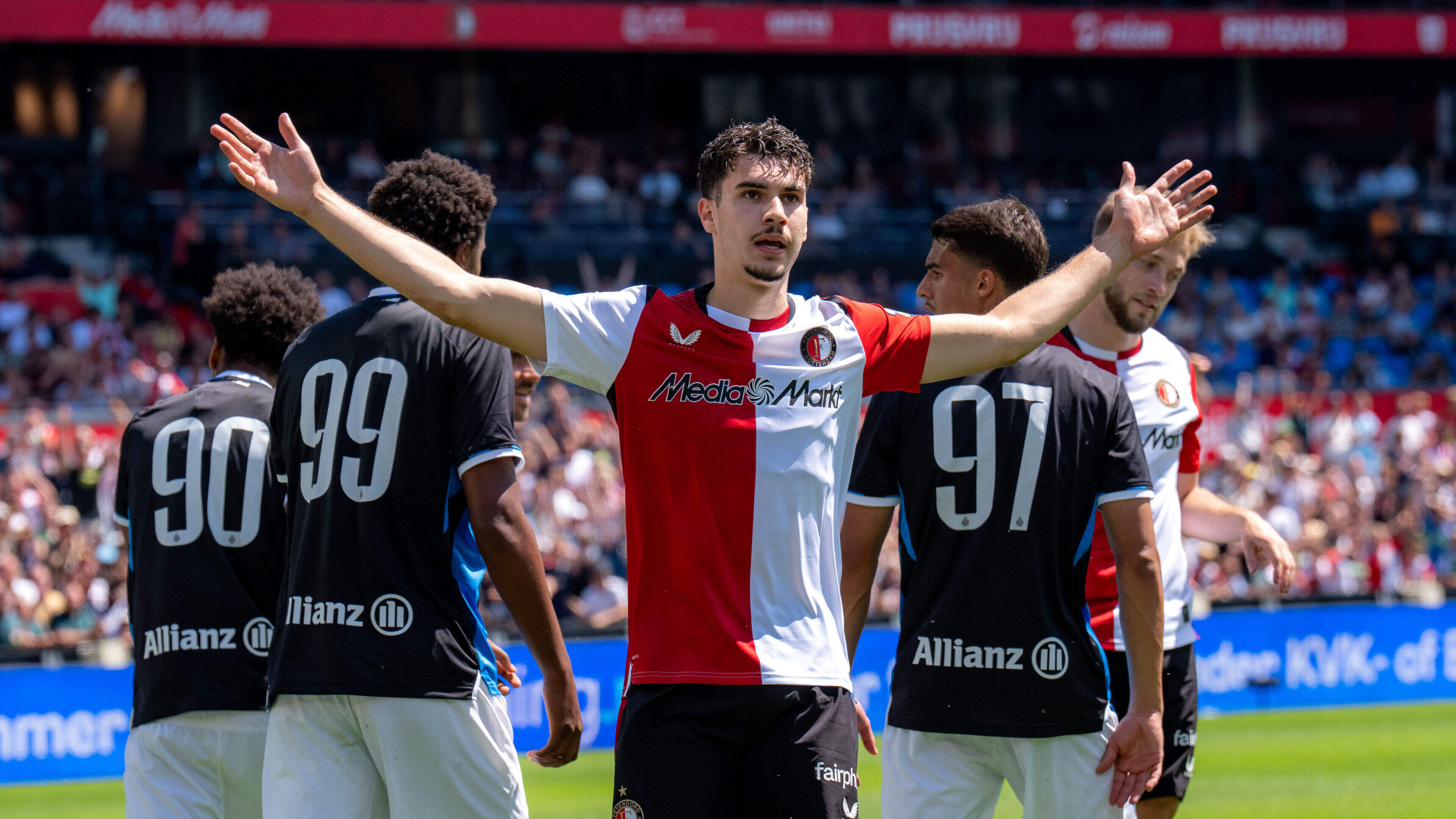 Feyenoord knokt zich naar winst tegen Club Brugge: hoofdrol Shaqueel van Persie en nieuweling