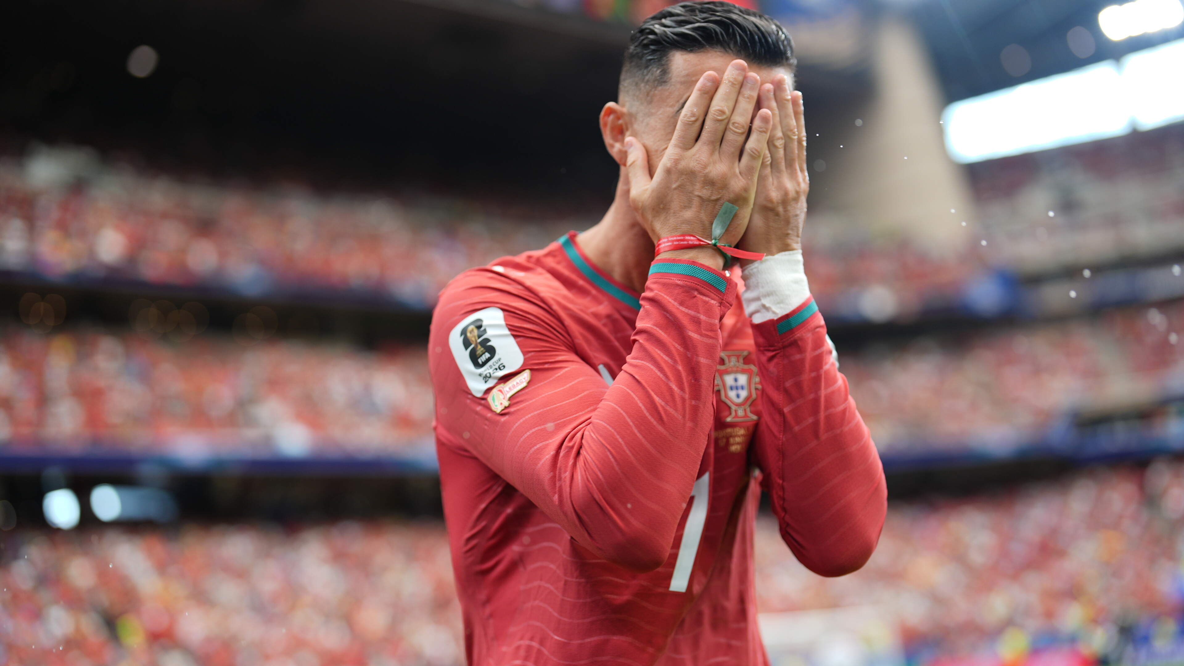 Cristiano Ronaldo krijgt bijval in chaotische week: ’Iedereen weet hoe goed hij met kritiek kan omgaan’