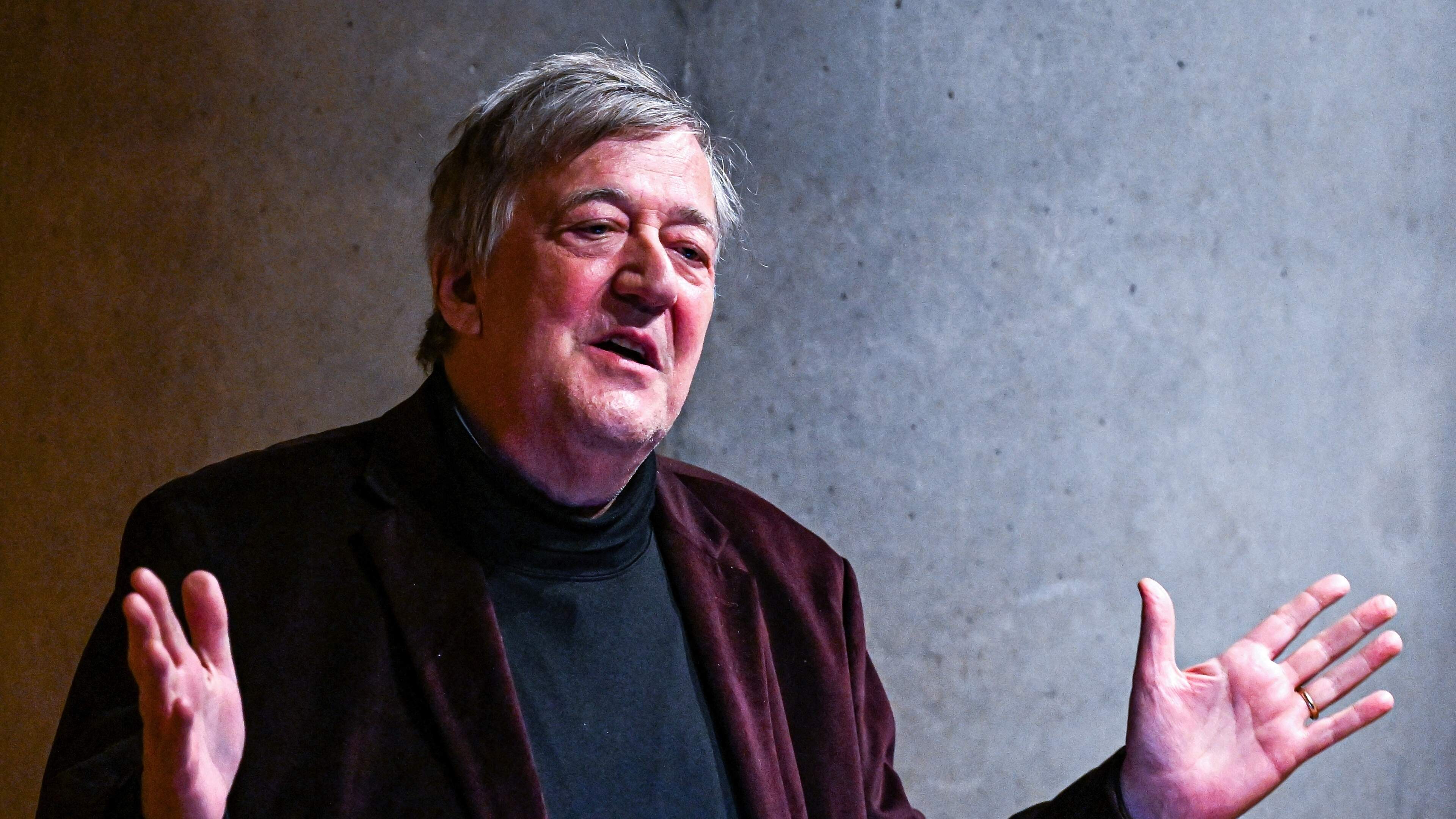 Stephen Fry (68) open over suïcidale neigingen: ’Durf bijna niet te zeggen dat ik nu gelukkig ben’