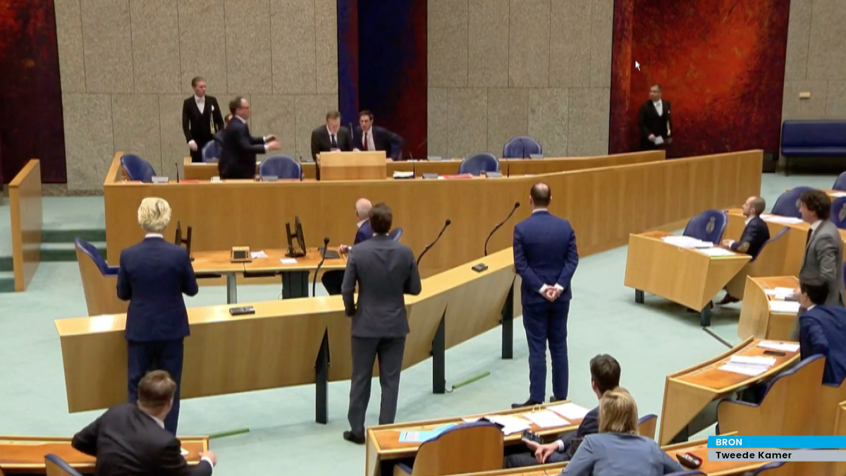„Dank voor jullie steun zojuist. Ik had last van flauwte door oververmoeidheid en intensieve weken’’, meldt Bruins op Twitter.