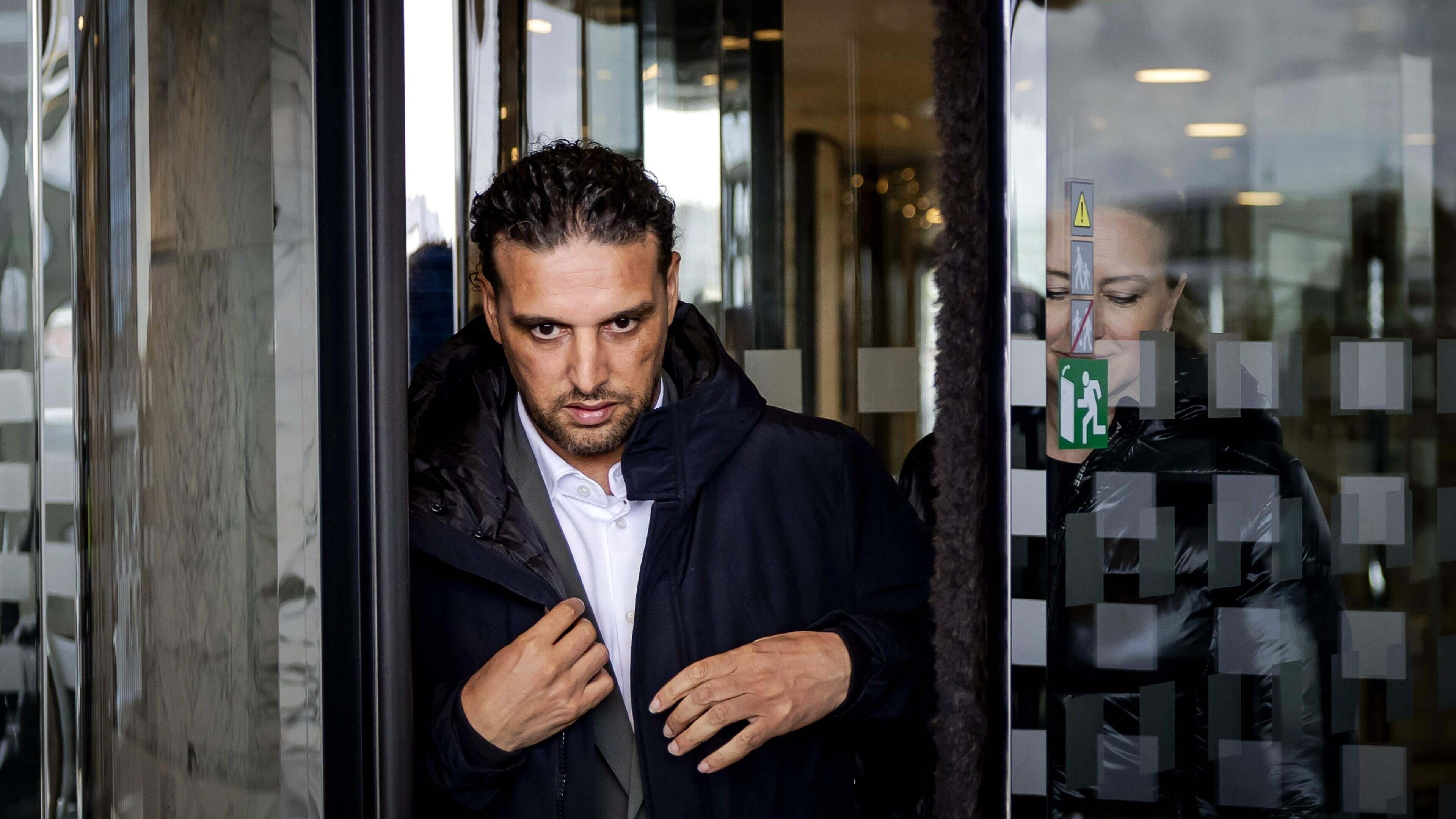 Ali B kan ook na vernietigende uitspraak voor verkrachtingen vrijuit reizen: zo gaat het nu verder met veroordeelde artiest