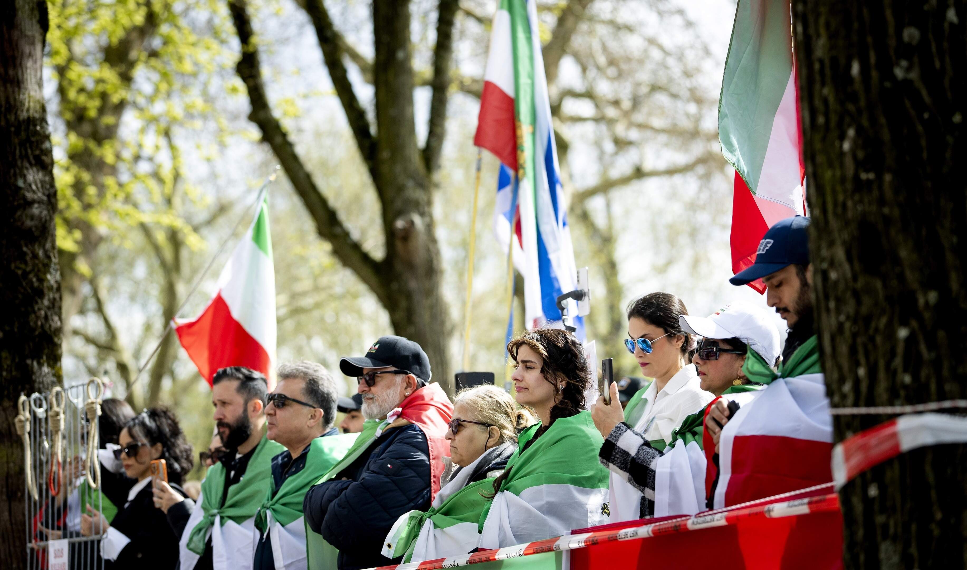 Nederlandse Iraniërs in onmogelijke spagaat na dreigement Trump: ’Monster met duizend poten’ moet uitgeschakeld, maar tegen welke prijs?