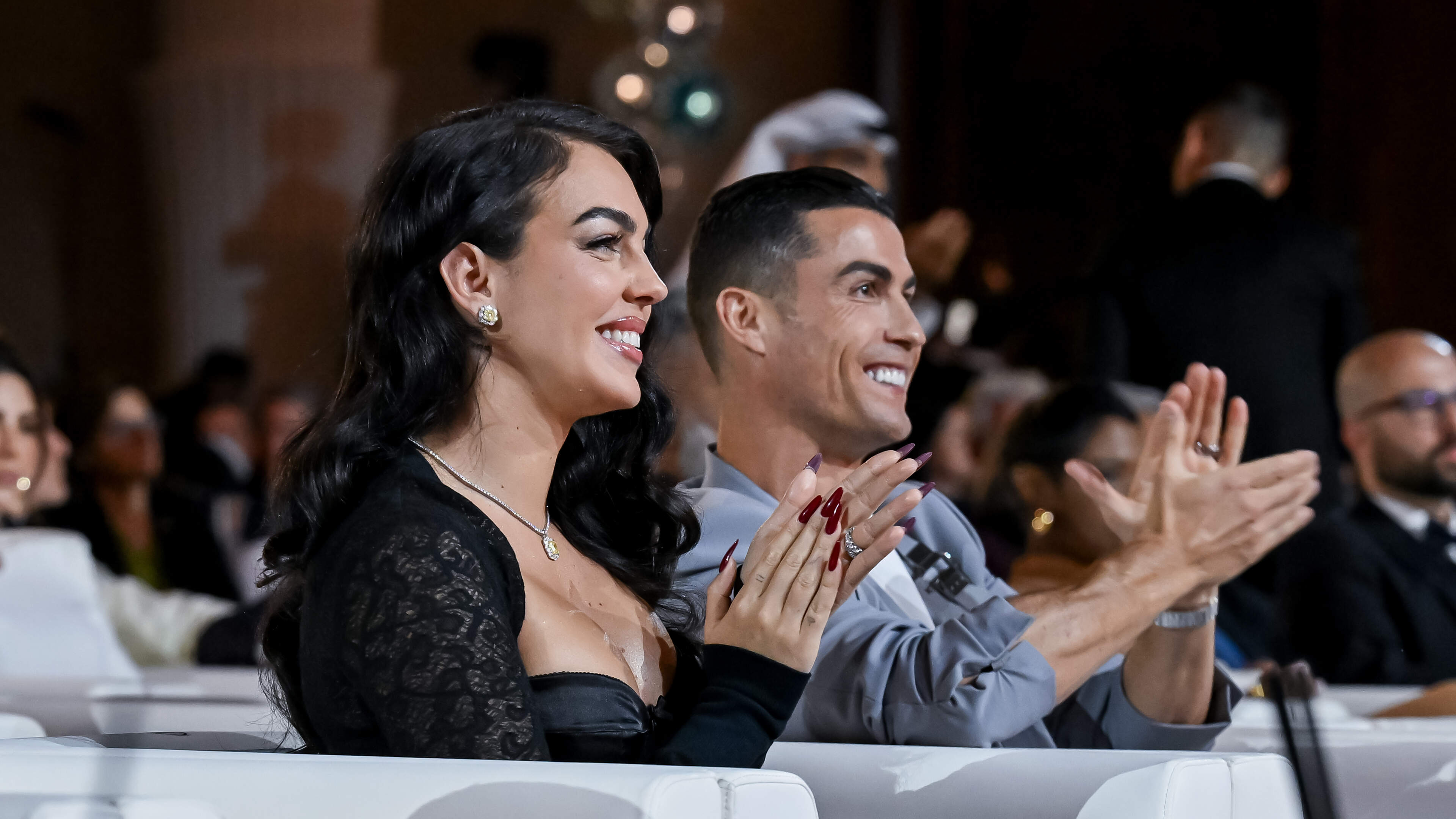 Cristiano Ronaldo en Georgina Rodríguez onthullen details van geheime bruiloft in woonkamer: ’Waar het echte leven zich afspeelt’