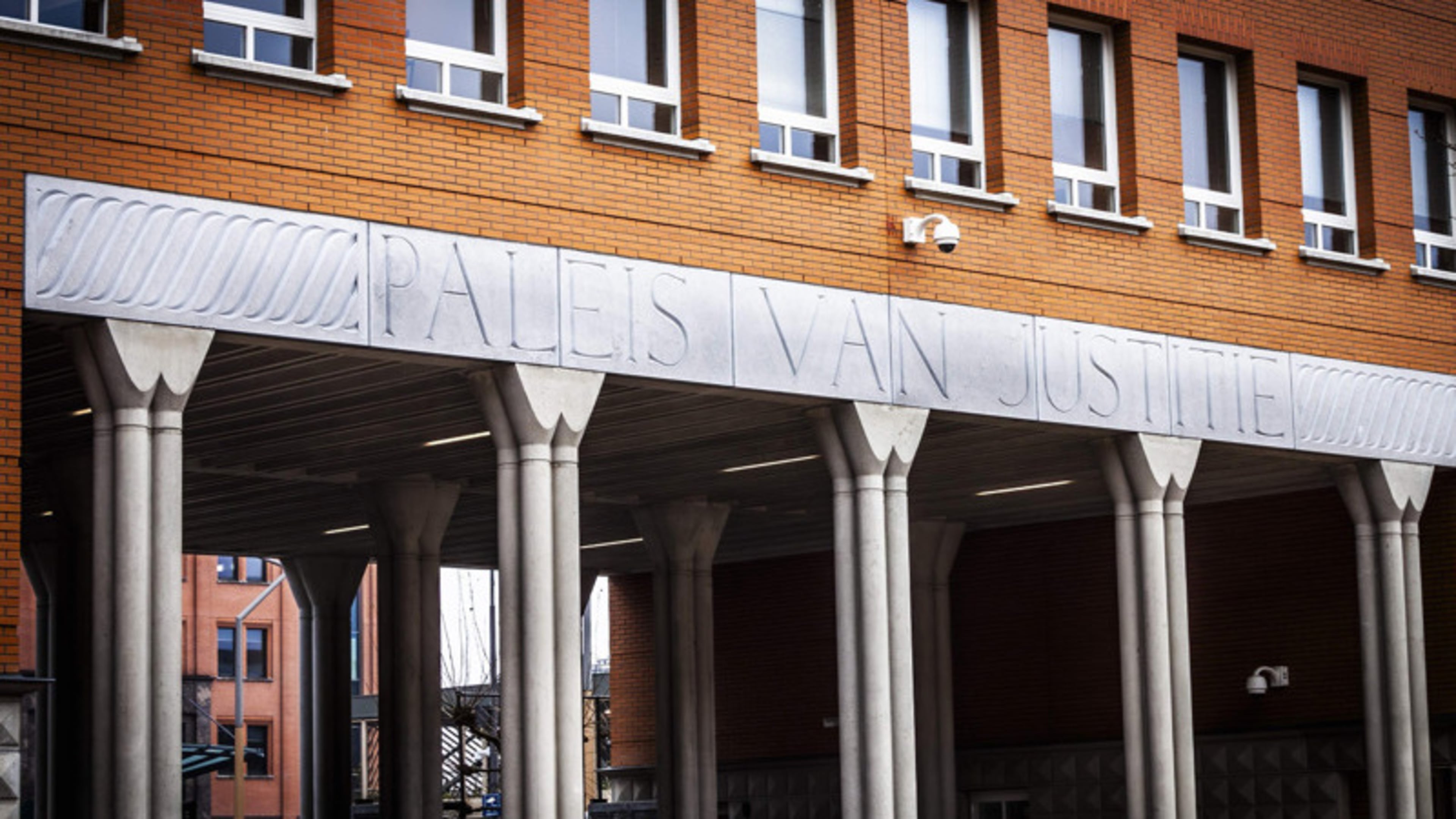 Jon T. (35) krijgt zeven jaar cel voor doden baby: lager dan eis OM om ’impact lange celstraf’ en ’verlies van zijn kind’