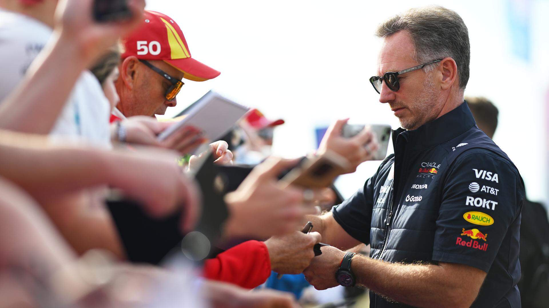 Christian Horner deelt handtekeningen uit bij het circuit van Silverstone.
