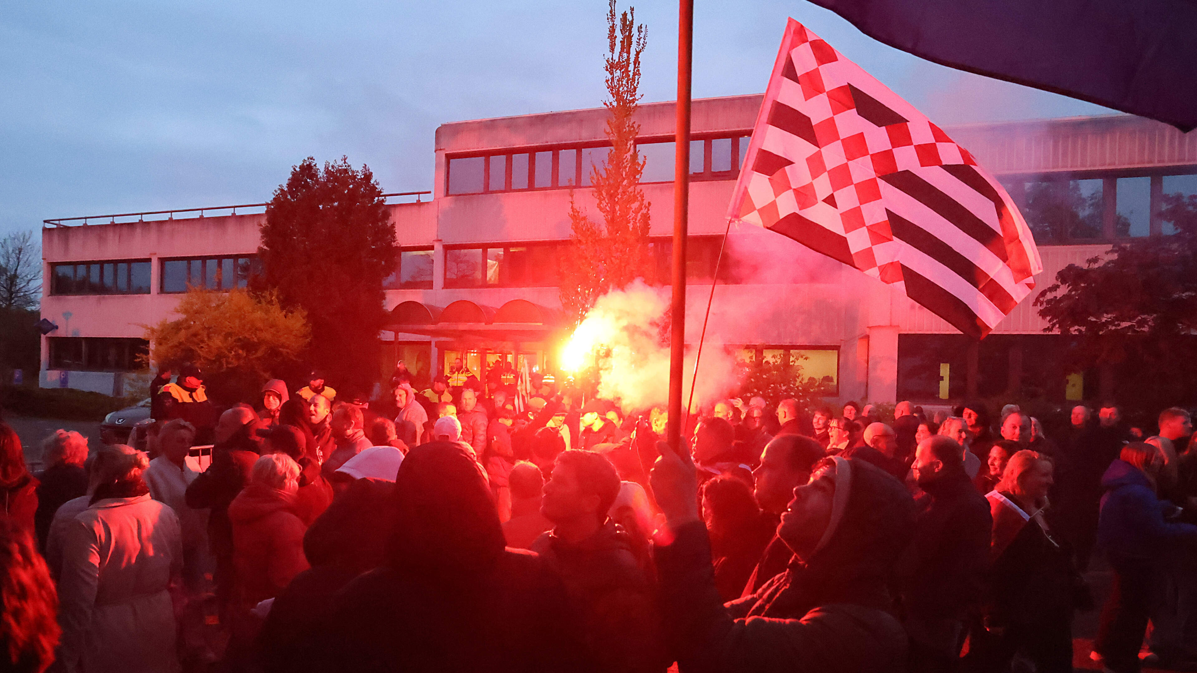 Aanhoudende rellen brengen kabinet in verlegenheid: ’We doen wat we moeten doen om de orde te handhaven’