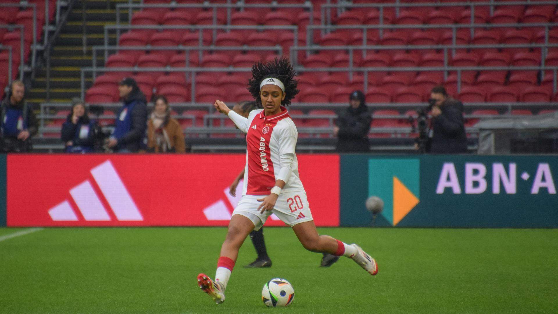 Lily Yohannes in het shirt van Ajax.