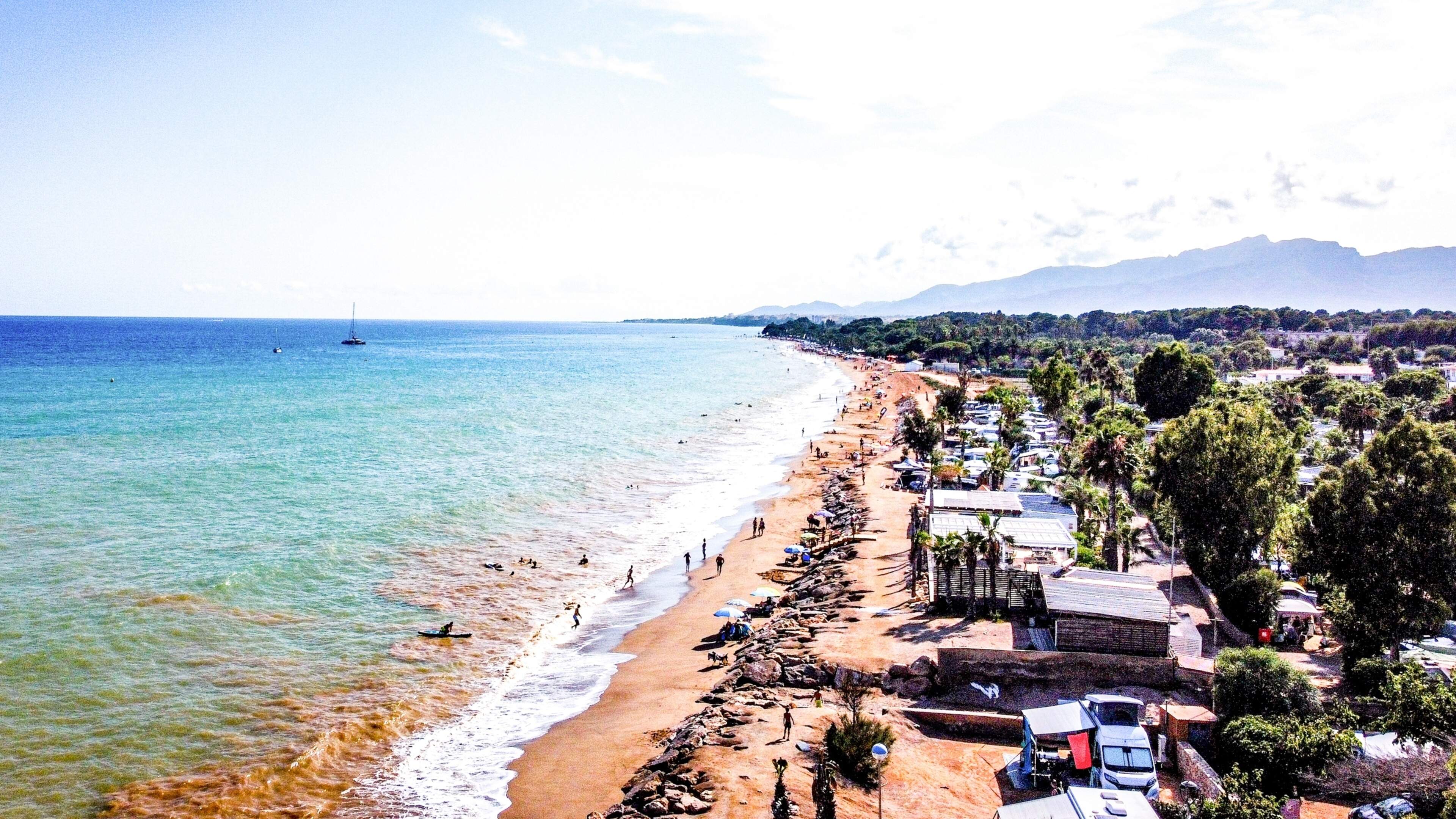 Tarragona rouwt: drie tieners overlijden na sprong in zee