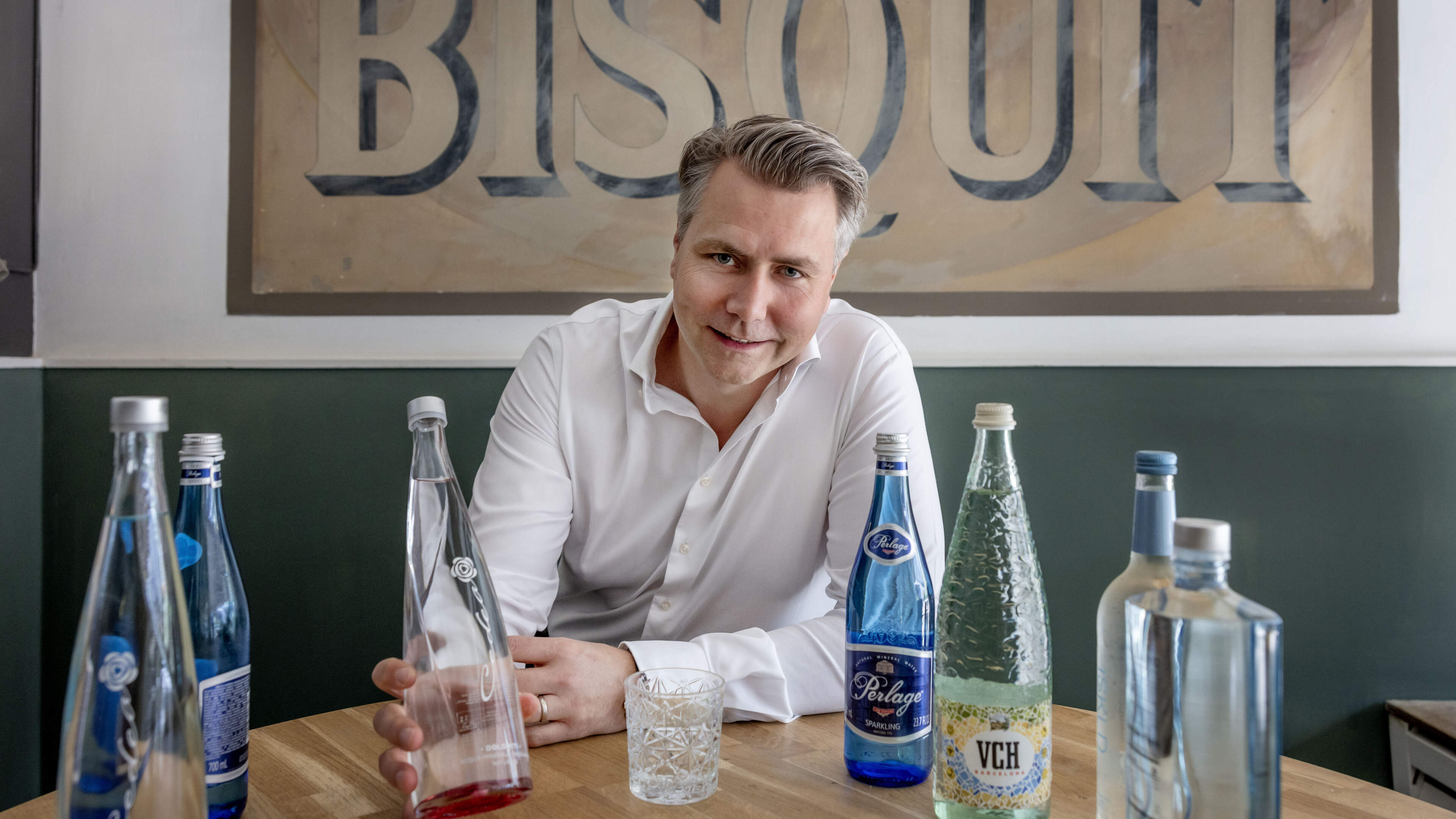 Kraan, tap of luxe fles voor acht euro: ’Horecaondernemers worstelen met water op de kaart’