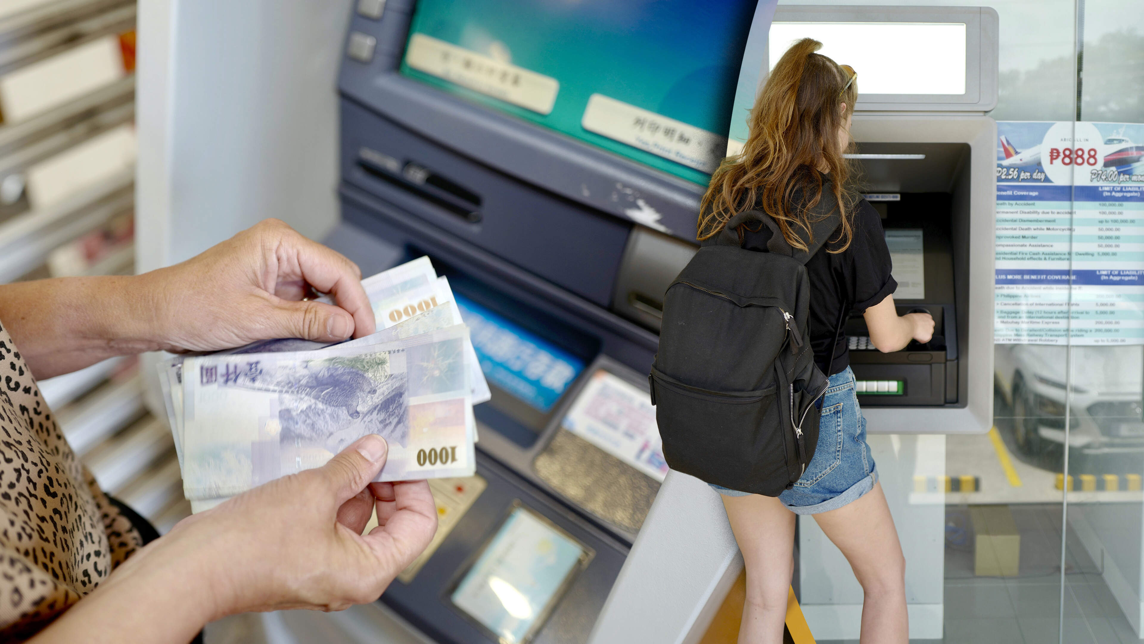 Let op bij pinnen in het buitenland: deze fout kost je flink wat geld