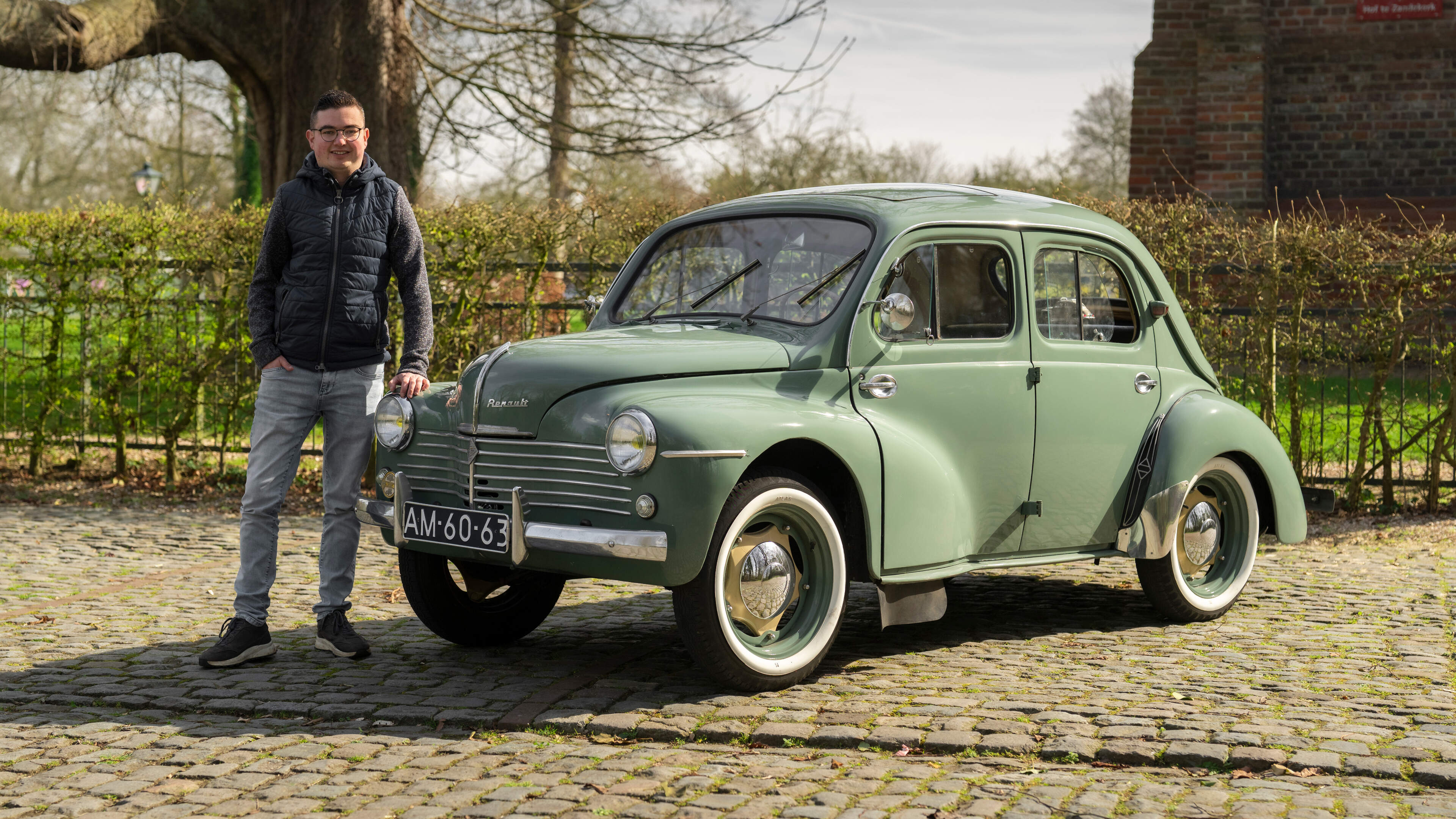 Thijs (27) verruilde zijn Porsche voor een trage Renault 4CV uit 1955: ’Lekker echt autorijden’