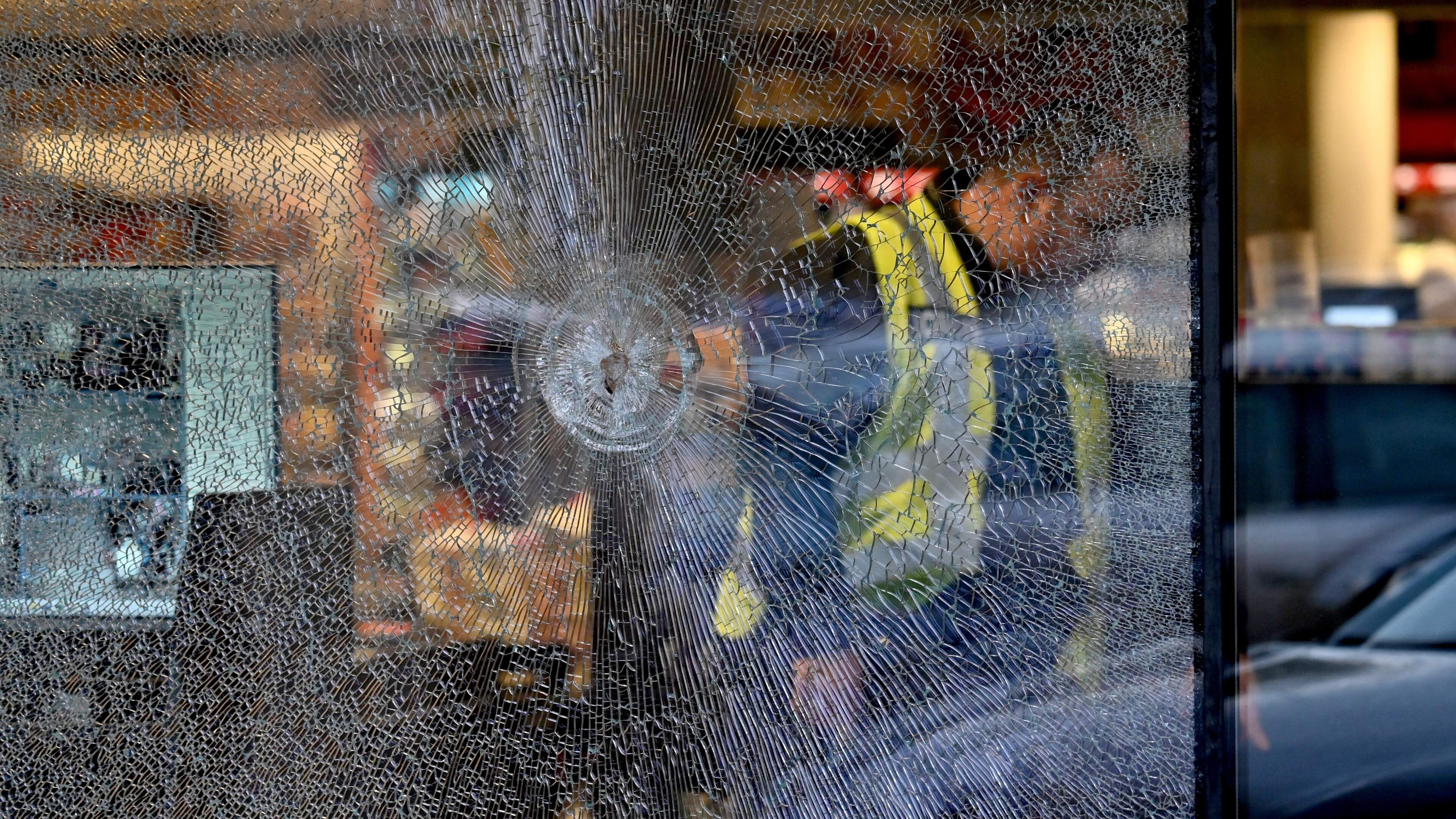 LIVE | Video duikt op van vluchtende agenten tijdens schietpartij in Kiev: schorsingen voor ’beschamend gedrag’