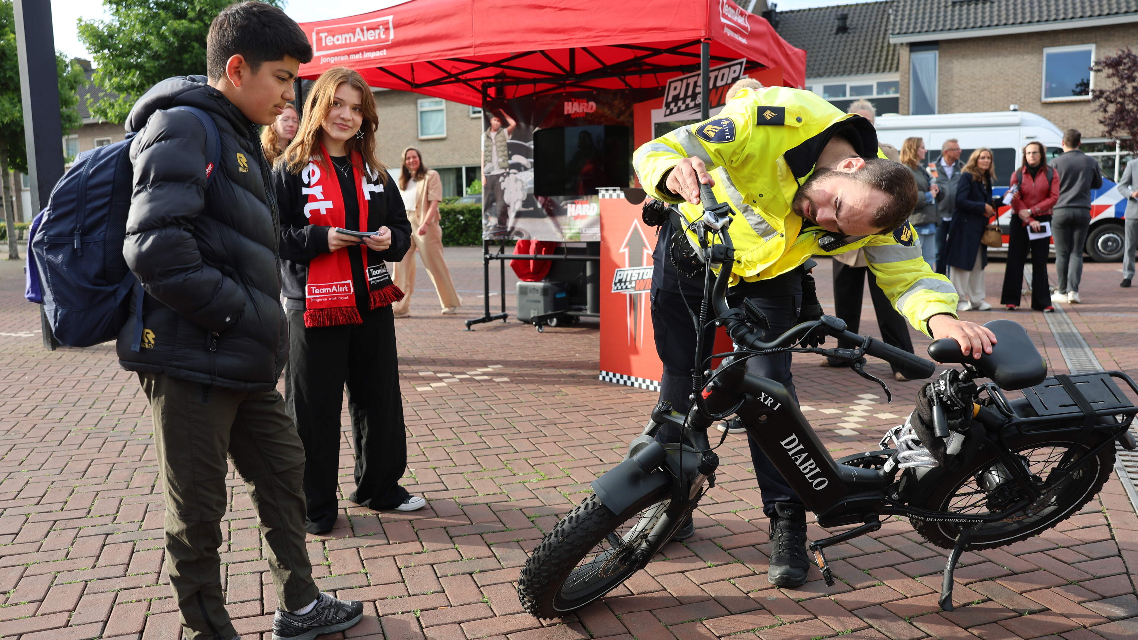 Politie slingert fatbikers en brommerrijders in Ba