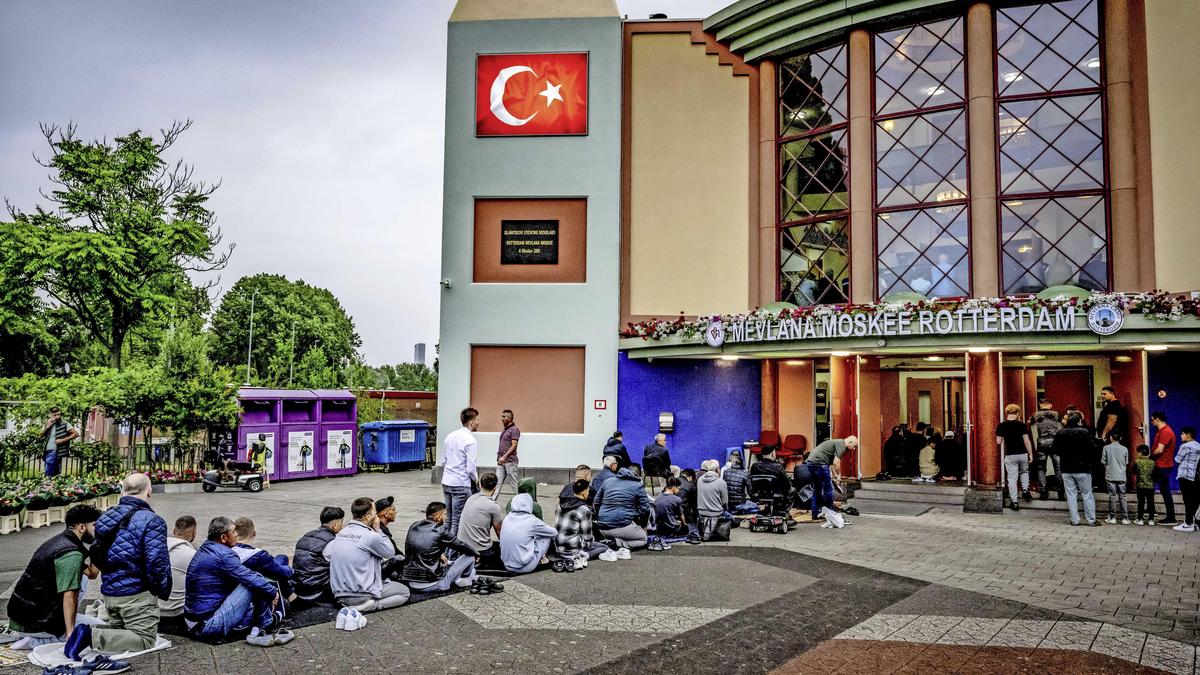 Moslims tijdens het ochtendgebed in de Mevlana Moskee in Rotterdam. Het moet afgelopen zijn met gebedsoproepen die via geluidsversterking door woonwijken schallen, vinden SGP en JA21.