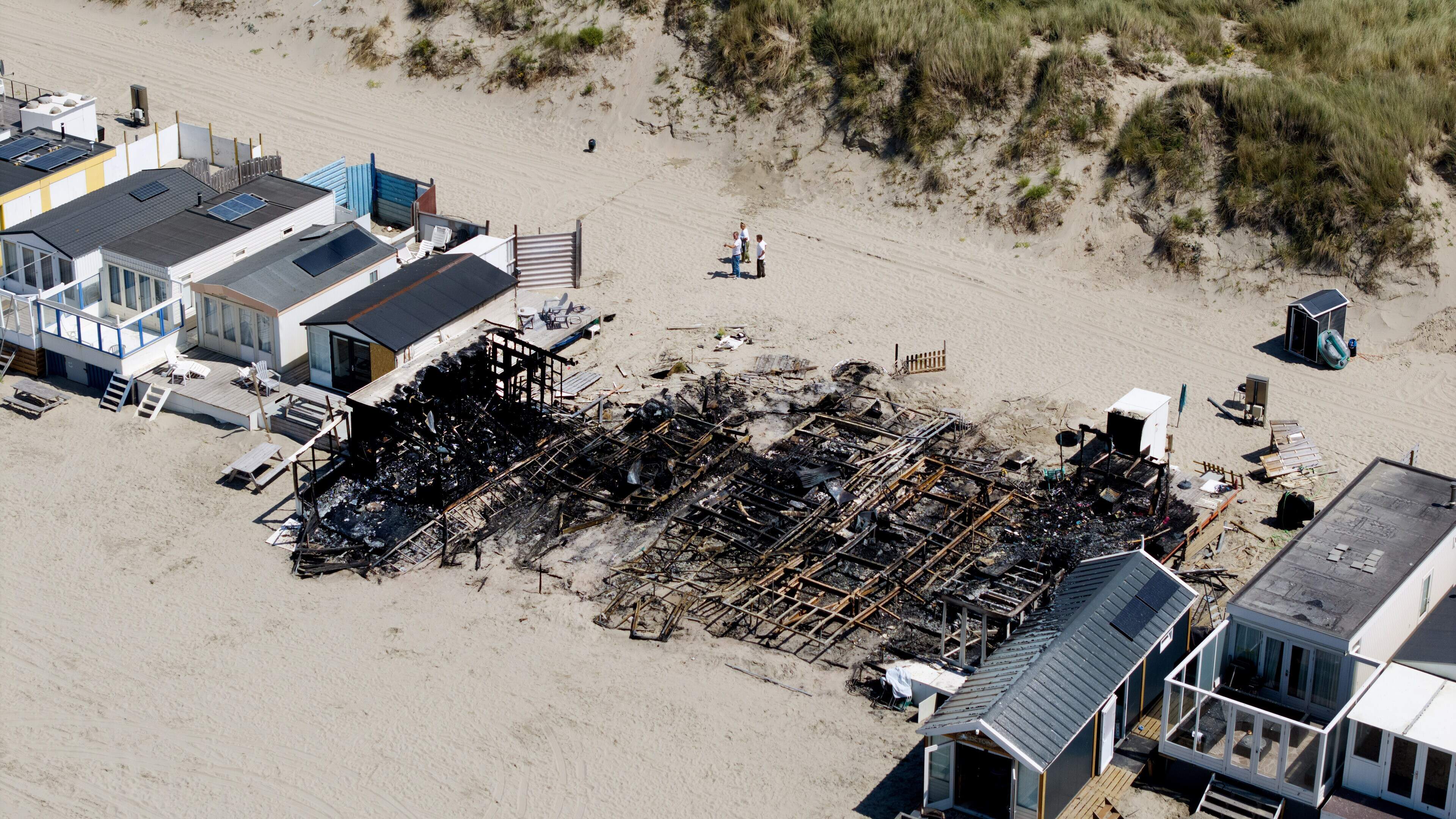 Verdachte (54) opgepakt voor aansteken hevige brand bij strandhuisjes Wijk aan Zee