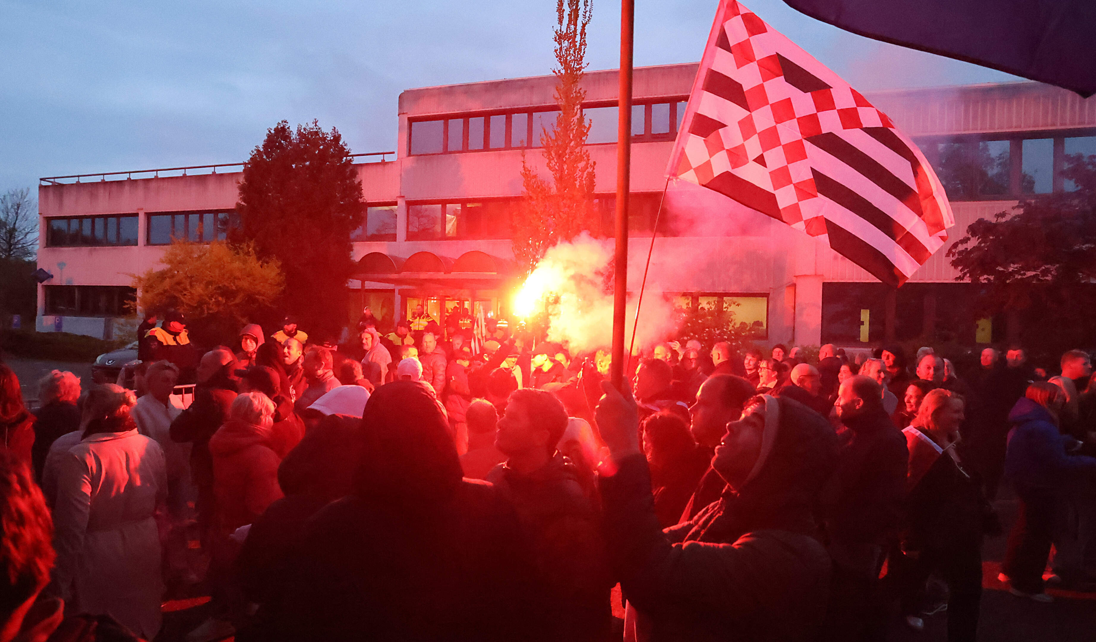 Nood-azc’s schieten als paddenstoelen uit de grond, burgers voelen zich verraden: ’Hoe kan ik mijn gemeente nog vertrouwen?’