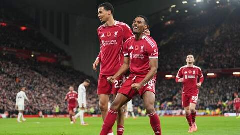 Ryan Gravenberch balt zijn vuisten en wordt omarmd door Hugo Ekitiké nadat hij Liverpool op 2-0 heeft gezet.