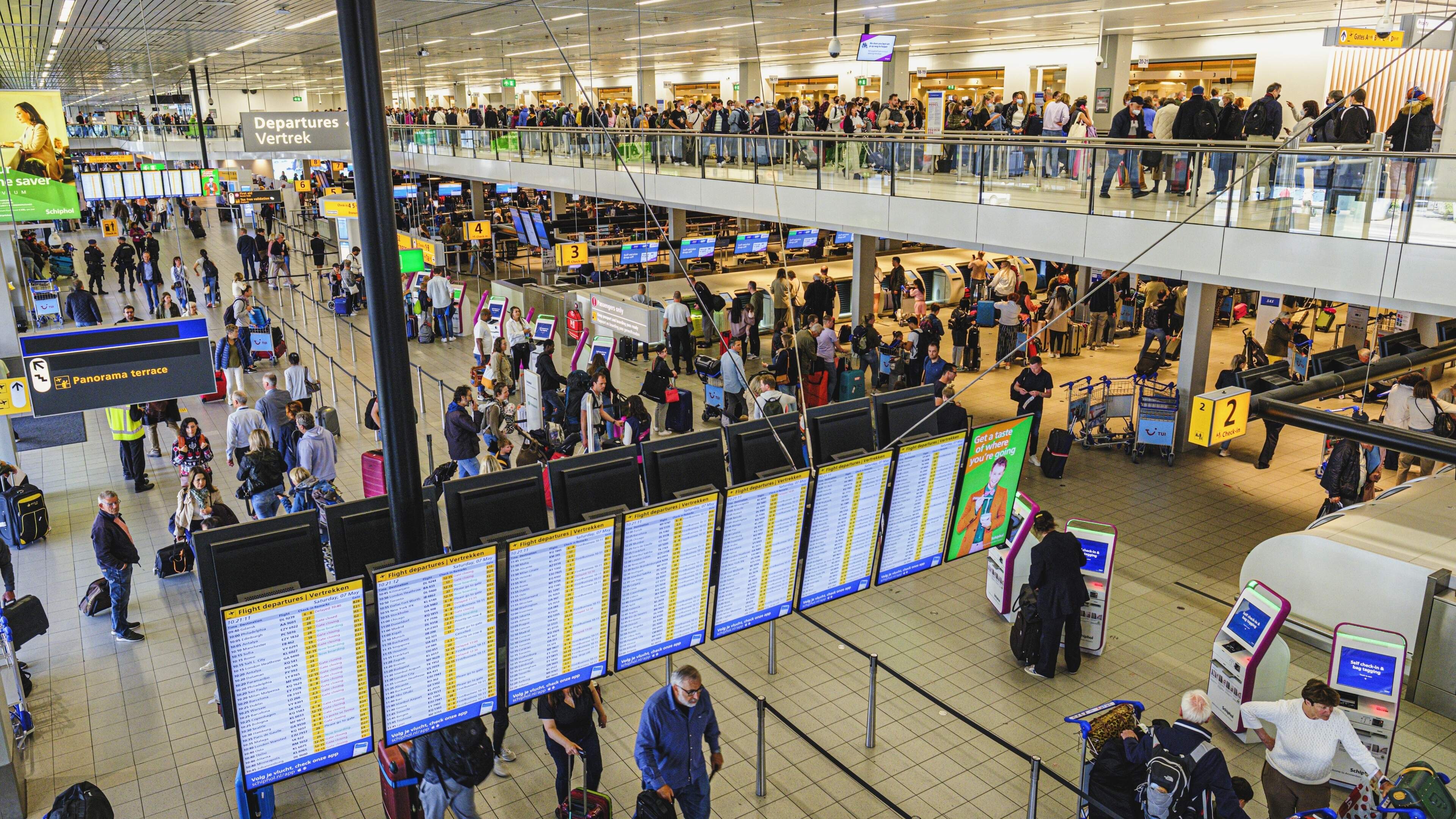 Long lines at Schiphol arrivals due to new digital border control