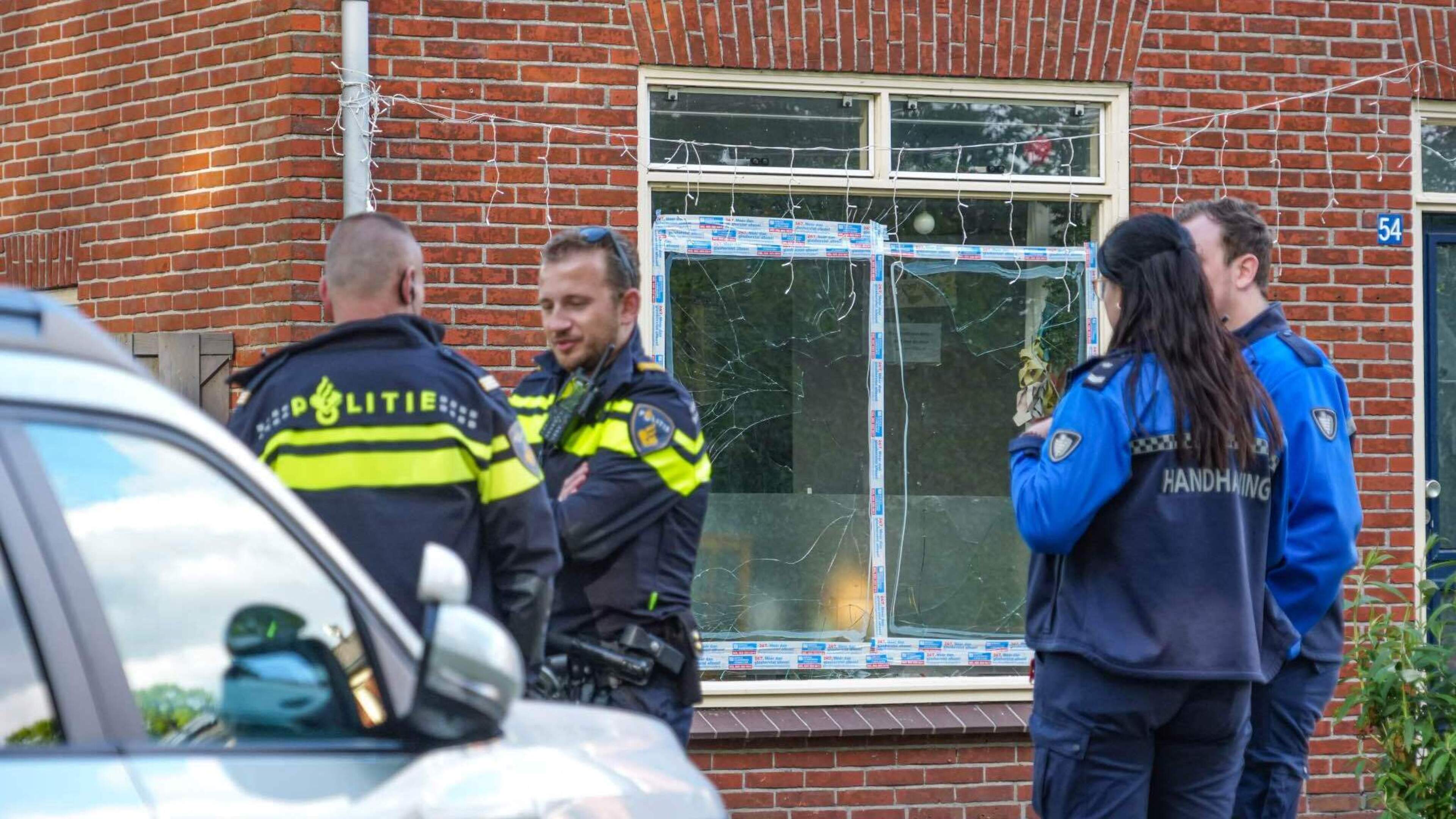 Woede om gruwelijke kindermishandeling slaat om in vernielingen Stadskanaal: ruiten ingegooid van huis waar moeder zou wonen