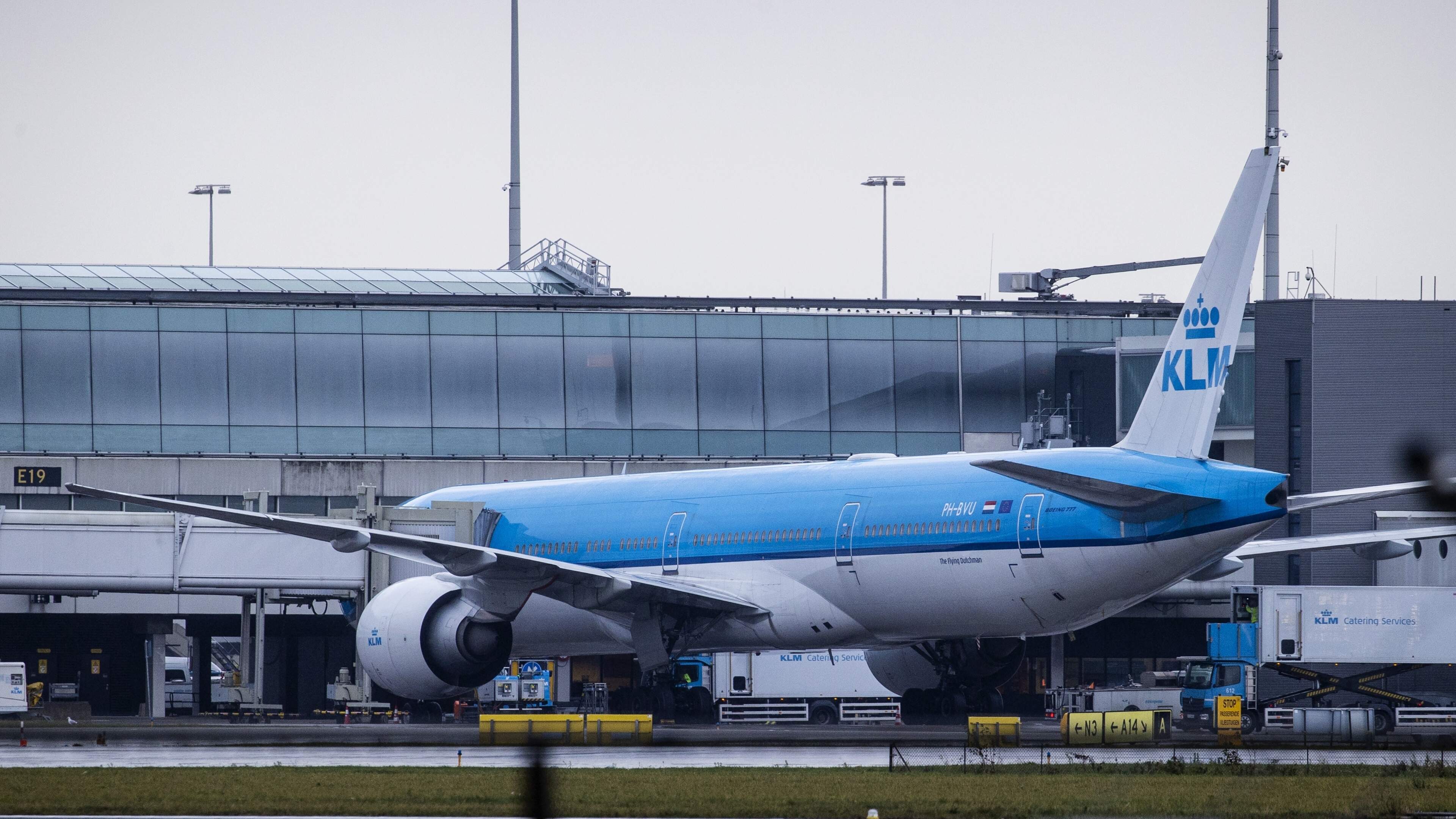 LIVE | Overleden Nederlandse hantapatiënt was ’korte tijd’ aan boord van KLM-vliegtuig in Johannesburg 