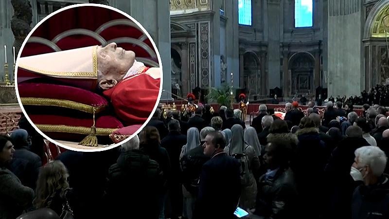 Duizenden nemen afscheid van emeritus paus Benedictus | De Telegraaf