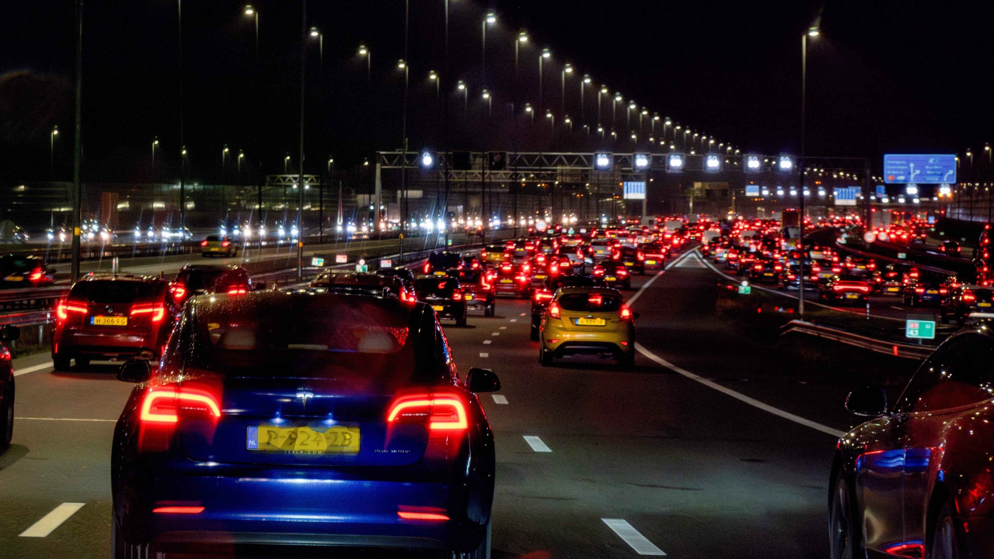 Drukste spits van het jaar: Nederlandse wegen slibben dicht door 1100 kilometer aan files