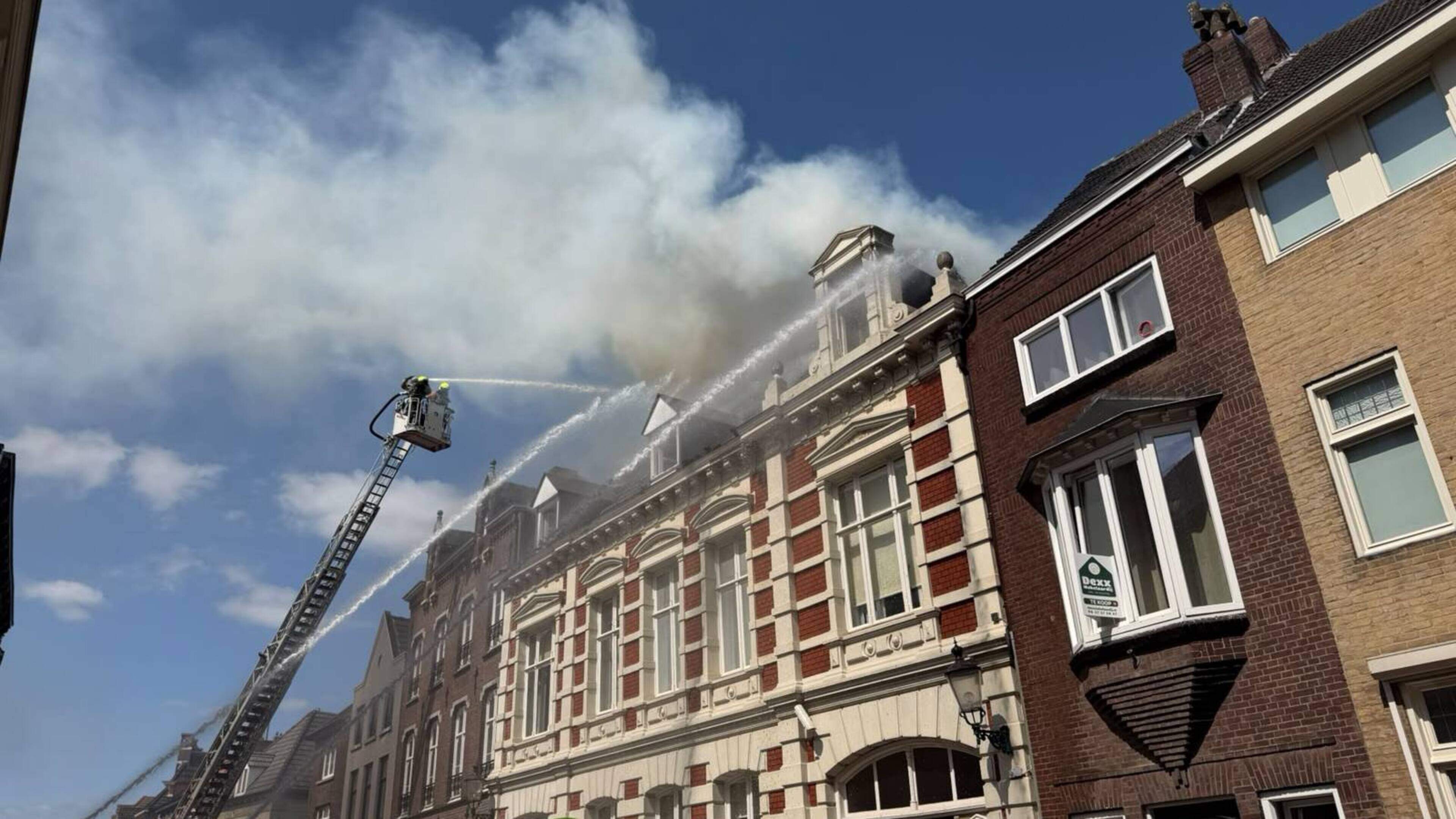 Grote brand in historisch pand centrum Roermond: rook trekt richting binnenstad